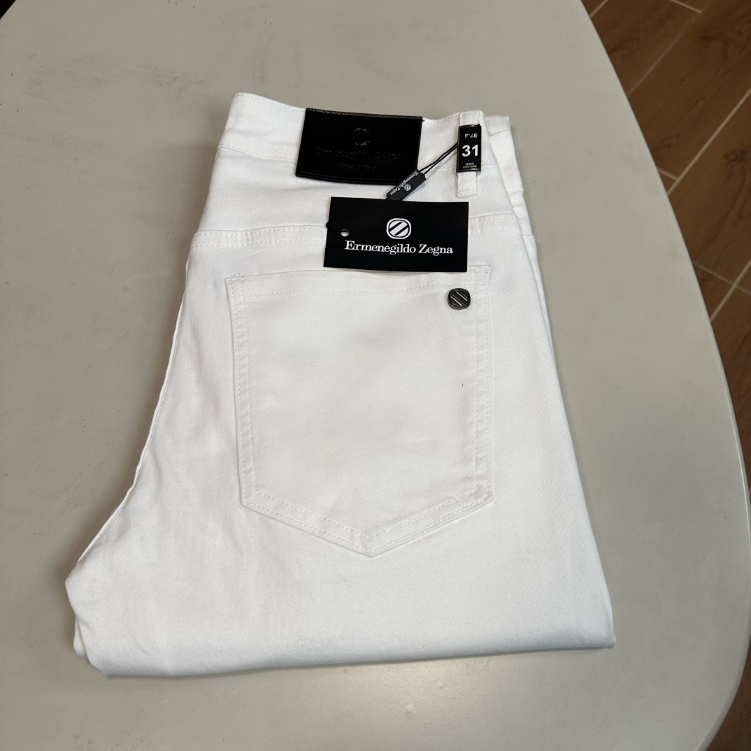 NO:151040,ZZ Jenia exclusively offers new jeans, high-end version!  Customized fabrics for counters are breathable and comfortable, with impeccable details, and the brand element design concept reflects high quality. The feel is delicate and soft!  It is casually cut, with a great upper body style!  29-38, zegna, jeans, alexander wang19860909ZZ 杰尼亚独家专供新款 牛仔裤,高端版本！专柜定制面料 透气舒适度高,细节无可挑剔,品牌元素设计理念,体现高品质.手感细腻柔软！呈现休闲裁剪,上身版型超赞！ 码数29-38,,zegna,jeans,alexander wang,Men's clothing