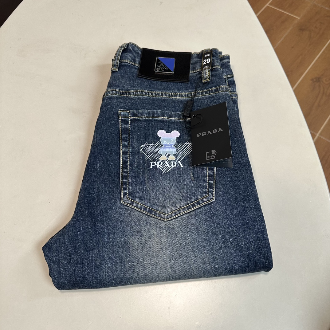 NO:151034,PRA Prada exclusively for new jeans, high-end version!  Customized fabrics for counters are breathable and comfortable, with impeccable details, and the brand element design concept reflects high quality. The feel is delicate and soft!  It is casually cut, with a great upper body style!  Count 29-38, prada, prada, jeans, alexander wang19860909PRA 普拉达独家专供新款 牛仔裤,高端版本！专柜定制面料 透气舒适度高,细节无可挑剔,品牌元素设计理念,体现高品质.手感细腻柔软！呈现休闲裁剪,上身版型超赞！ 码数29-38,,prada,prada,jeans,alexander wang,Men's clothing