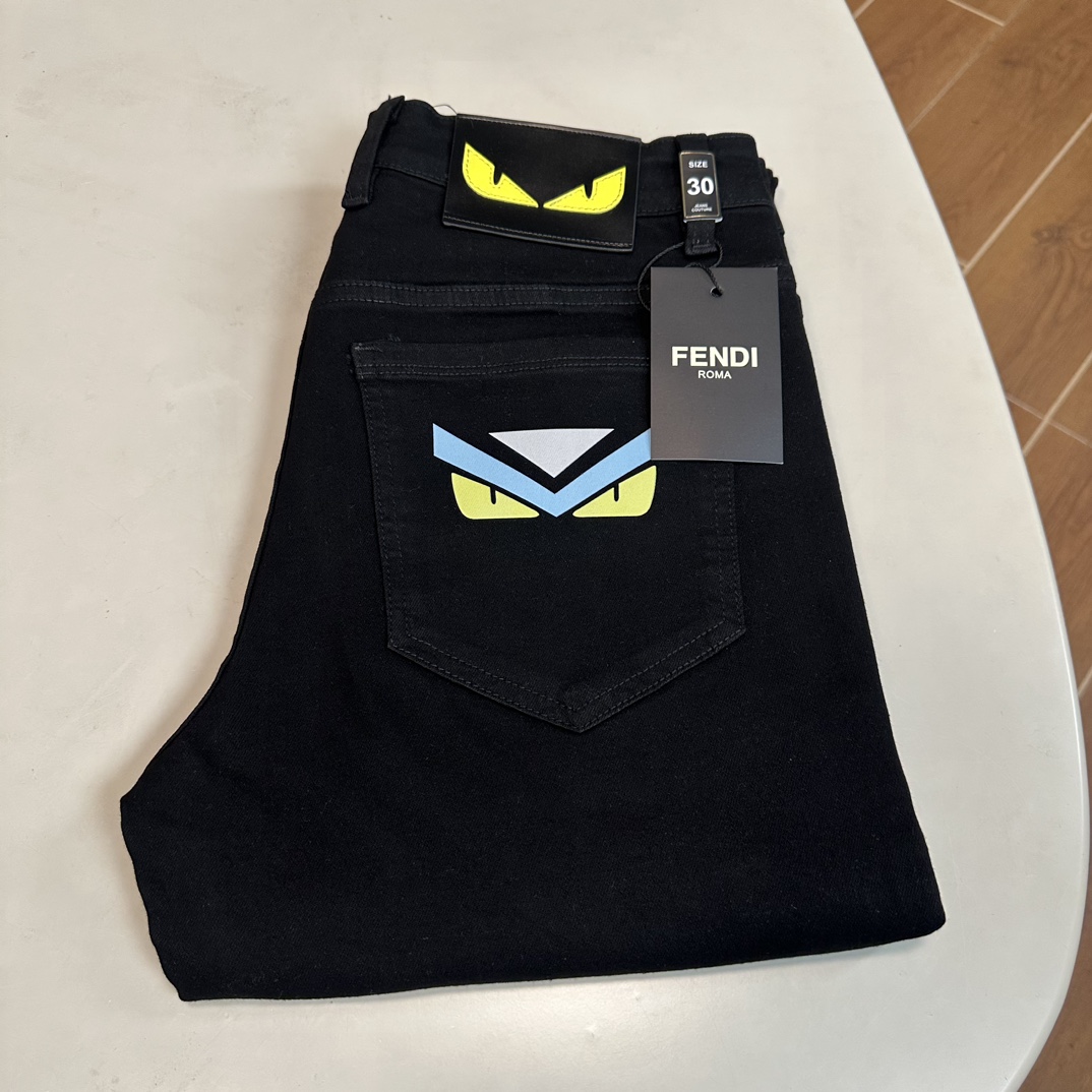 NO:137372,FD Fendi exclusively offers new jeans, high-end version!  Customized fabrics for counters are breathable and comfortable, with impeccable details, and the brand element design concept reflects high quality. The feel is delicate and soft!  It is casually cut, with a great upper body style!  Number of codes 29-38, fendi, jeans, alexander wang19860909FD 芬迪独家专供新款 牛仔裤,高端版本！专柜定制面料 透气舒适度高,细节无可挑剔,品牌元素设计理念,体现高品质.手感细腻柔软！呈现休闲裁剪,上身版型超赞！ 码数29-38,,fendi,jeans,alexander wang,Men's clothing