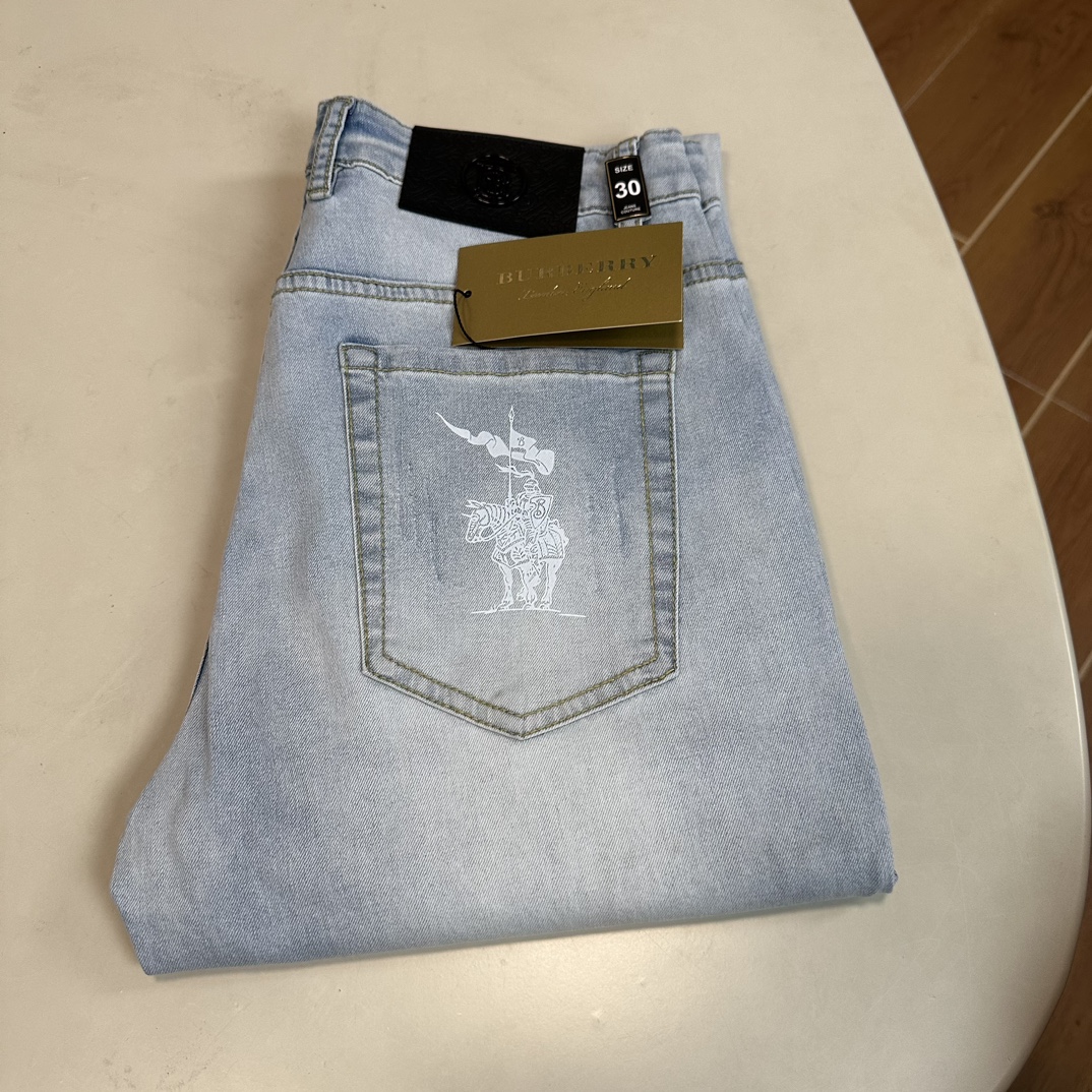 NO:137370,BBR Burberry exclusively offers new jeans, high-end version!  Customized fabrics for counters are breathable and comfortable, with impeccable details, and the brand element design concept reflects high quality. The feel is delicate and soft!  It is casually cut, with a great upper body style!  Count 29-38, burberry, jeans, alexander wang19860909BBR 巴宝莉独家专供新款 牛仔裤,高端版本！专柜定制面料 透气舒适度高,细节无可挑剔,品牌元素设计理念,体现高品质.手感细腻柔软！呈现休闲裁剪,上身版型超赞！ 码数29-38,,burberry,jeans,alexander wang,Men's clothing