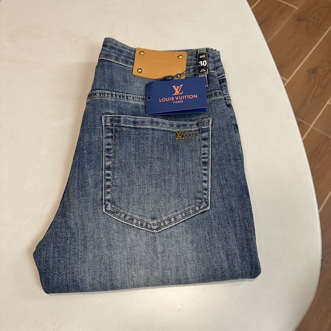 NO:151024,LV Louis Vuitton exclusively offers new jeans, high-end version!  Customized fabrics for counters are breathable and comfortable, with impeccable details, and the brand element design concept reflects high quality. The feel is delicate and soft!  It is casually cut, with a great upper body style!  29-38, louis vuitton,louis vuitton,jeans,alexander wang19860909LV 路易威登独家专供新款 牛仔裤,高端版本！专柜定制面料 透气舒适度高,细节无可挑剔,品牌元素设计理念,体现高品质.手感细腻柔软！呈现休闲裁剪,上身版型超赞！ 码数29-38,,louis vuitton,louis vuitton,jeans,alexander wang,Men's clothing