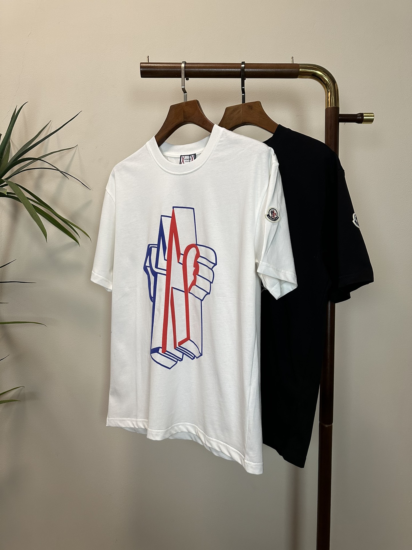 NO:134879,MON masked new style round neck short-sleeved T-shirt high-end version!  Customized fabrics for counters are breathable and comfortable, with impeccable details, and the brand element design concept reflects high quality. The feel is delicate and soft!  It is casually cut, with a great upper body style!  Code number M-3XL, Moncler, T-shirt,tees, t-shirt,alexander wang19860909MON 蒙口新款 圆领 短袖 T恤 高端版本！专柜定制面料 透气舒适度高,细节无可挑剔,品牌元素设计理念,体现高品质.手感细腻柔软！呈现休闲裁剪,上身版型超赞！ 码数M-3XL,,Moncler,T-shirt,tees，t-shirt,alexander wang,Men's clothing