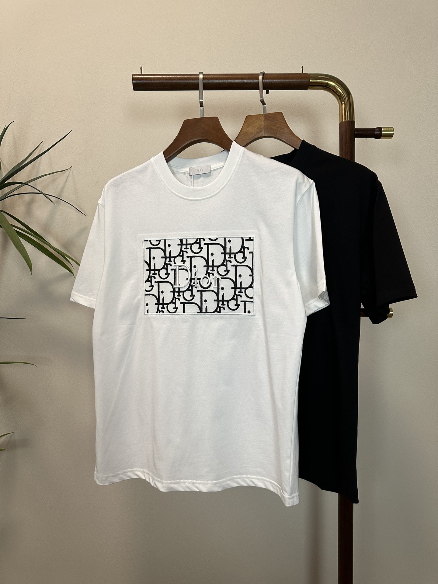 NO:134653,DIOR 2025 new round neck short-sleeved T-shirt high-end version!  Customized fabrics for counters are breathable and comfortable, with impeccable details, and the brand element design concept reflects high quality. The feel is delicate and soft!  It is casually cut, with a great upper body style!  Code number M-3XL, dior,dior,T-shirt,tees,t-shirt,alexander wang19860909DIOR 迪奥2025新款 圆领 短袖 T恤 高端版本！专柜定制面料 透气舒适度高,细节无可挑剔,品牌元素设计理念,体现高品质.手感细腻柔软！呈现休闲裁剪,上身版型超赞！ 码数M-3XL,,dior,dior,T-shirt,tees，t-shirt,alexander wang,Men's clothing