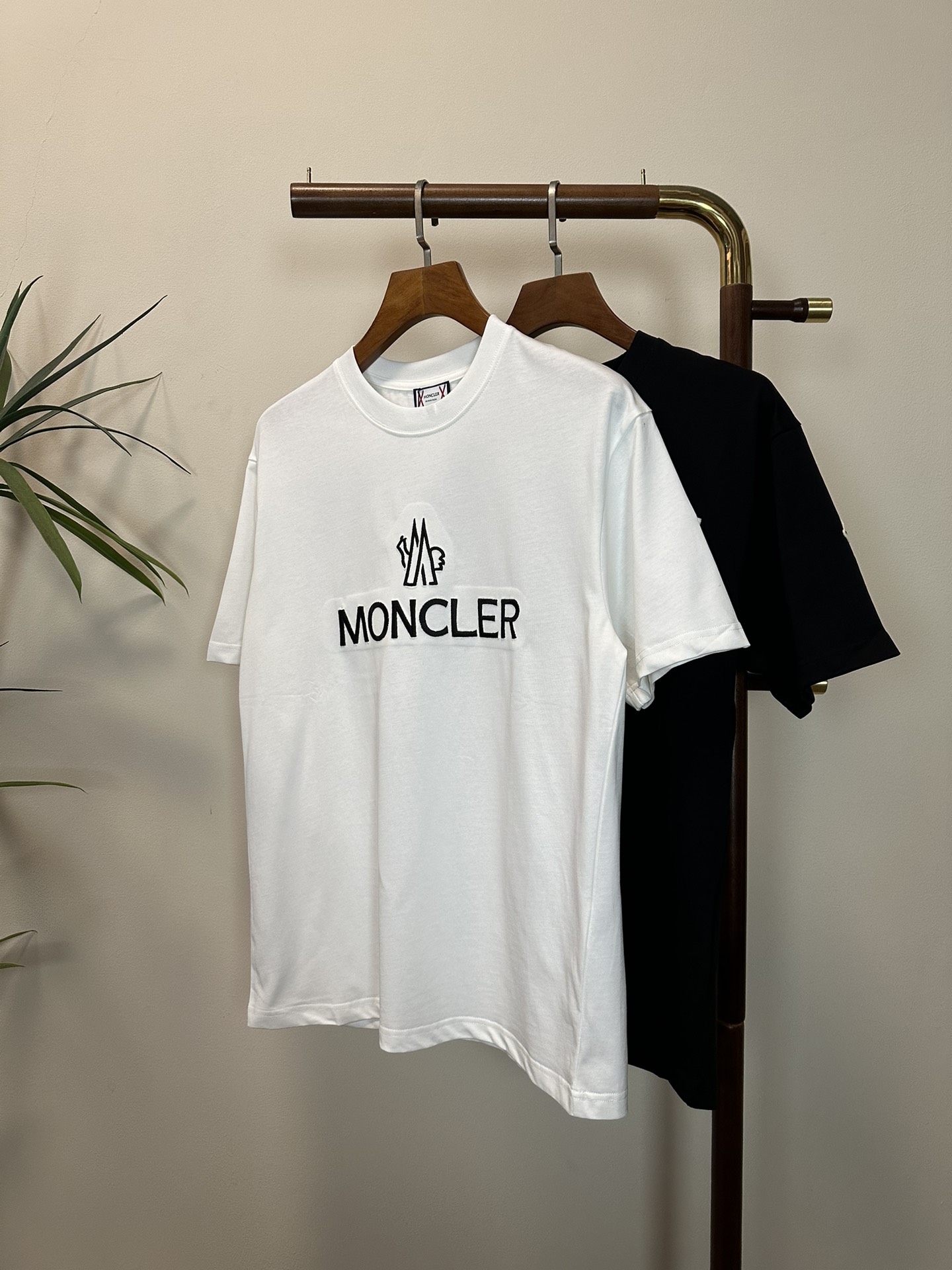 NO:151016,MON 2025 new round neck short-sleeved T-shirt high-end version!  Customized fabrics for counters are breathable and comfortable, with impeccable details, and the brand element design concept reflects high quality. The feel is delicate and soft!  It is casually cut, with a great upper body style!  Code number M-3XL, Moncler, T-shirt,tees, t-shirt,alexander wang19860909MON 蒙口2025新款 圆领 短袖 T恤 高端版本！专柜定制面料 透气舒适度高,细节无可挑剔,品牌元素设计理念,体现高品质.手感细腻柔软！呈现休闲裁剪,上身版型超赞！ 码数M-3XL,,Moncler,T-shirt,tees，t-shirt,alexander wang,Men's clothing