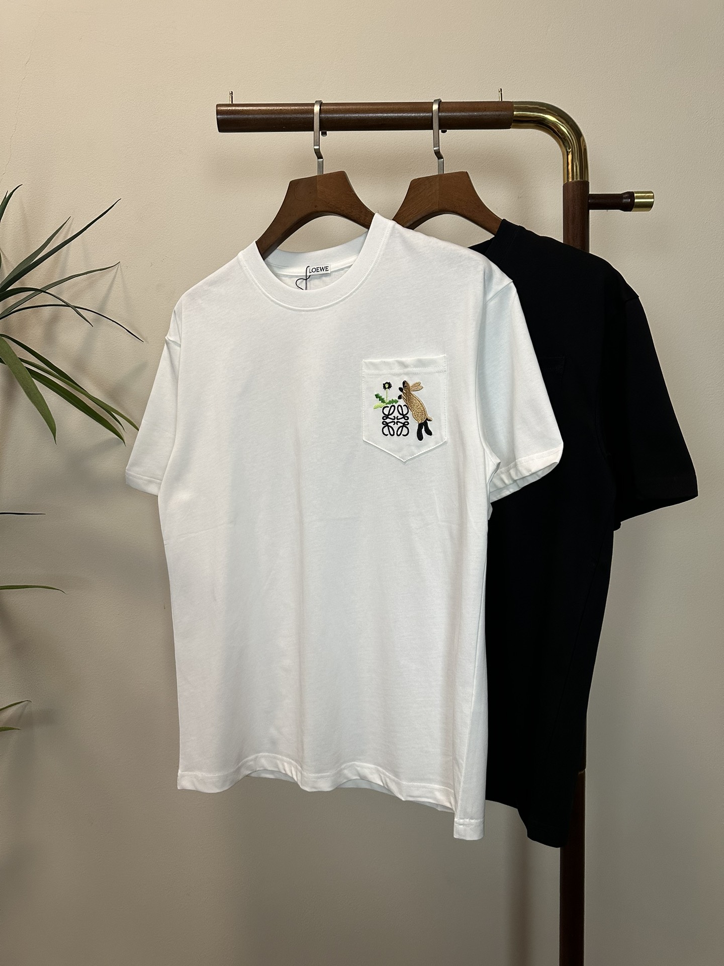 NO:512110,LOE 2025 new round neck short-sleeved T-shirt high-end version!  Customized fabrics for counters are breathable and comfortable, with impeccable details, and the brand element design concept reflects high quality. The feel is delicate and soft!  It is casually cut, with a great upper body style!  Code number M-3XL, loewe, loewe, T-shirt,tees, t-shirt,alexander wang19860909LOE 罗意威2025新款 圆领 短袖 T恤 高端版本！专柜定制面料 透气舒适度高,细节无可挑剔,品牌元素设计理念,体现高品质.手感细腻柔软！呈现休闲裁剪,上身版型超赞！ 码数M-3XL,,loewe,loewe,T-shirt,tees，t-shirt,alexander wang,Men's clothing