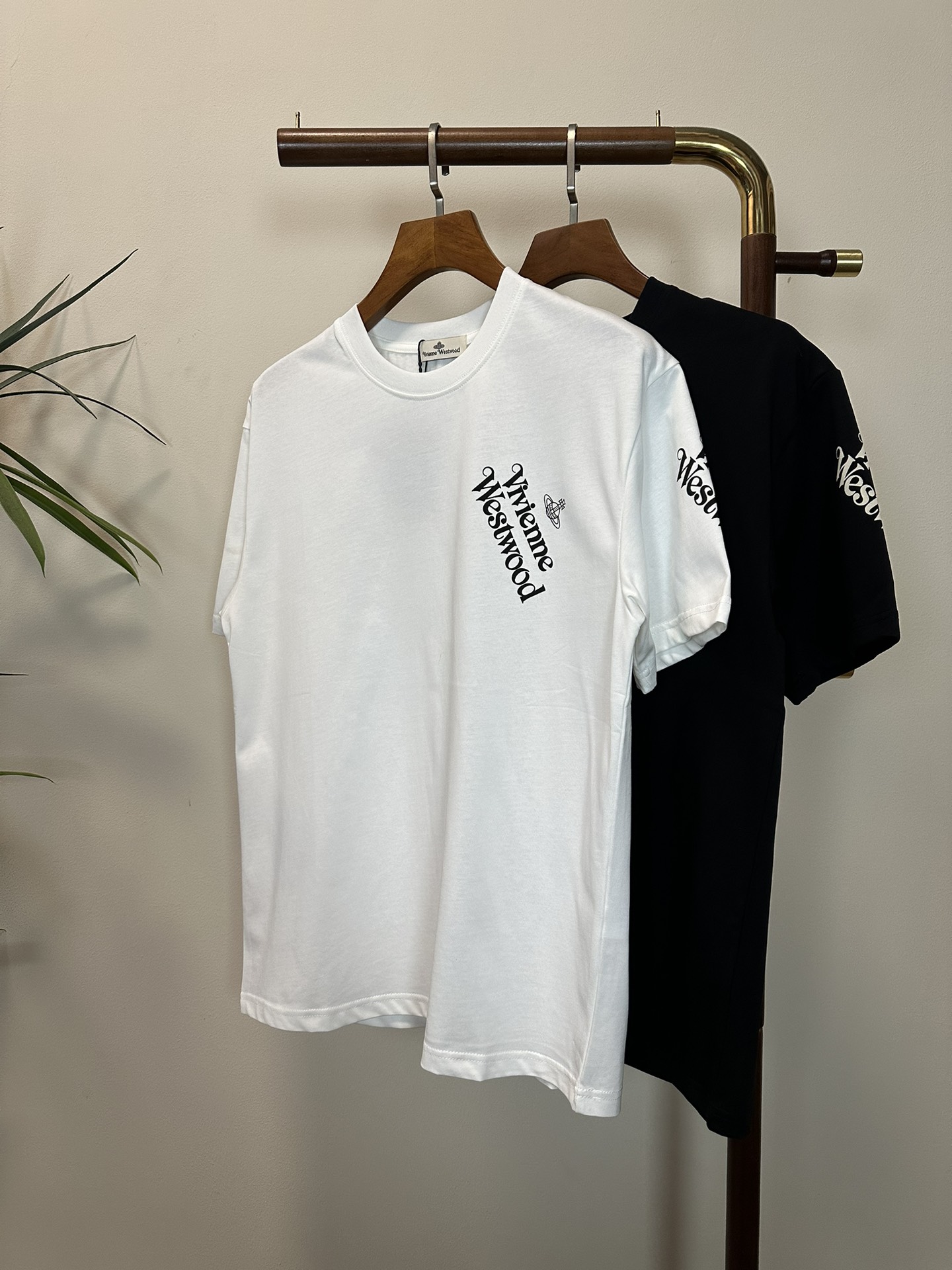 NO:134876,Queen Mother, new round neck, short-sleeved T-shirt, high-end version!  Customized fabrics for counters are breathable and comfortable, with impeccable details, and the brand element design concept reflects high quality. The feel is delicate and soft!  It is casually cut, with a great upper body style!  Code number M-3XL, T-shirt,tees,t-shirt,alexander wang19860909西太后 新款 圆领 短袖 T恤 高端版本！专柜定制面料 透气舒适度高,细节无可挑剔,品牌元素设计理念,体现高品质.手感细腻柔软！呈现休闲裁剪,上身版型超赞！ 码数M-3XL,,T-shirt,tees，t-shirt,alexander wang,Men's clothing