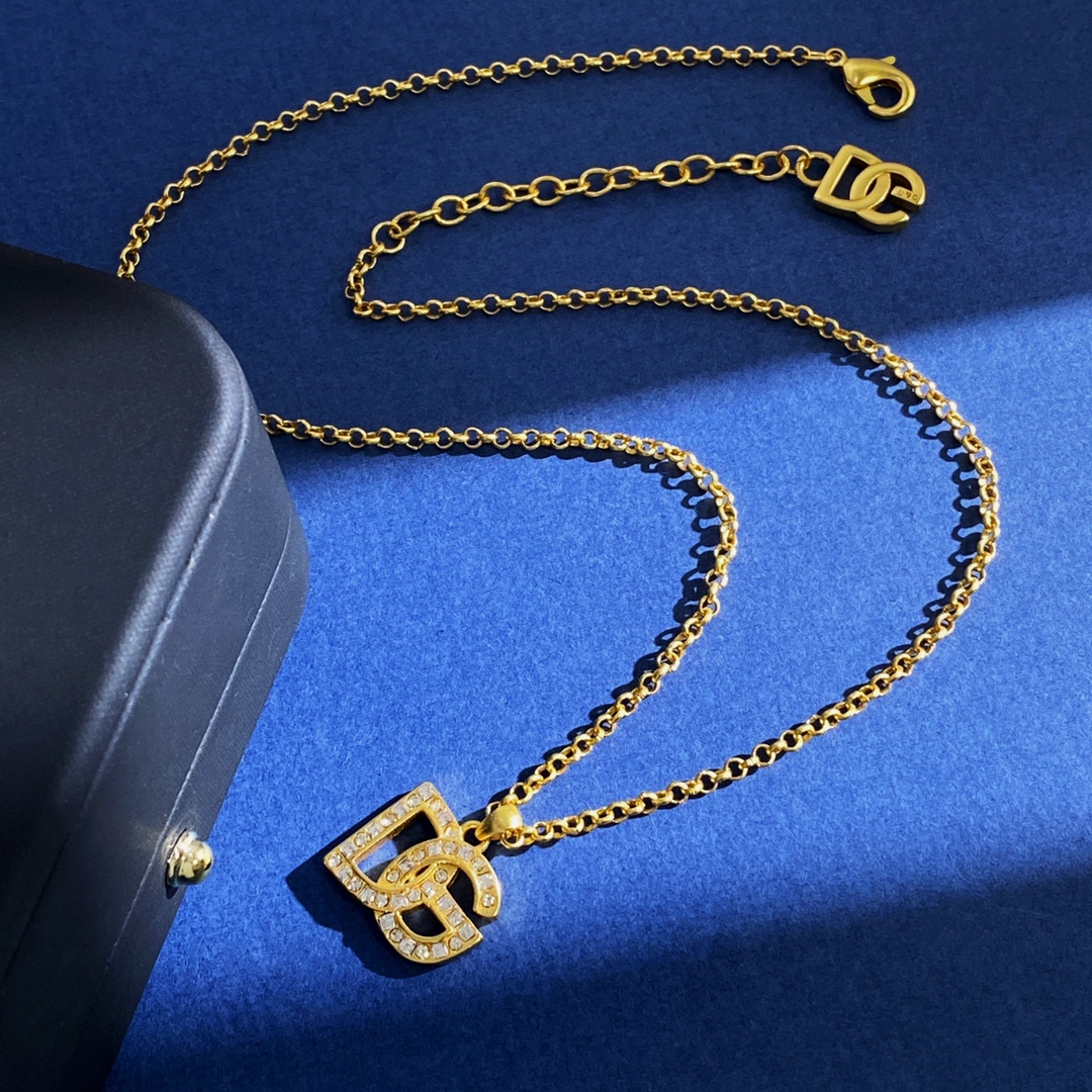 D&G Dugarbana High-End Fashion: Glittering Retrospective in Copper and Silver Brass - 图片 3