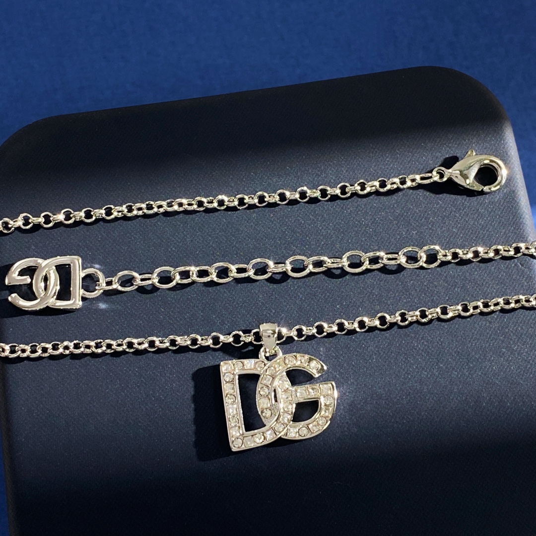 D&G Dugarbana High-End Fashion: Glittering Retrospective in Copper and Silver Brass - 图片 4