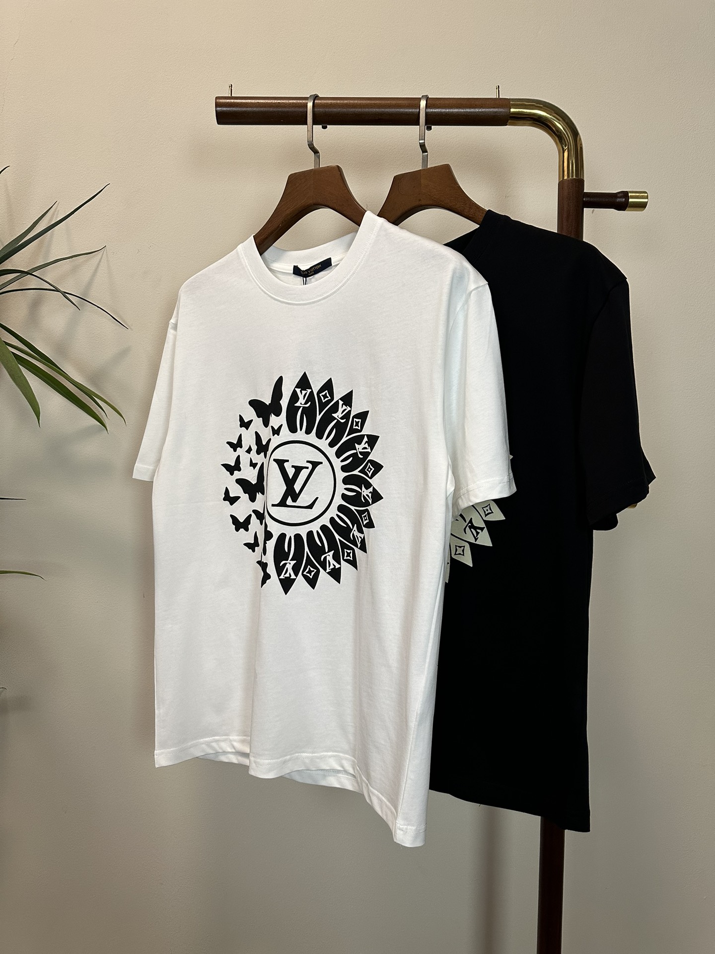 NO:455050,LV Louis Vuitton 2025 new round neck short-sleeved T-shirt high-end version!  Customized fabrics for counters are breathable and comfortable, with impeccable details, and the brand element design concept reflects high quality. The feel is delicate and soft!  It is casually cut, with a great upper body style!  Code number M-3XL, louis vuitton,louis vuitton,t-shirt,tees,t-shirt,alexander wang19860909LV 路易威登 2025新款 圆领 短袖 T恤 高端版本！专柜定制面料 透气舒适度高,细节无可挑剔,品牌元素设计理念,体现高品质.手感细腻柔软！呈现休闲裁剪,上身版型超赞！ 码数M-3XL,,louis vuitton,louis vuitton,T-shirt,tees，t-shirt,alexander wang,Men's clothing