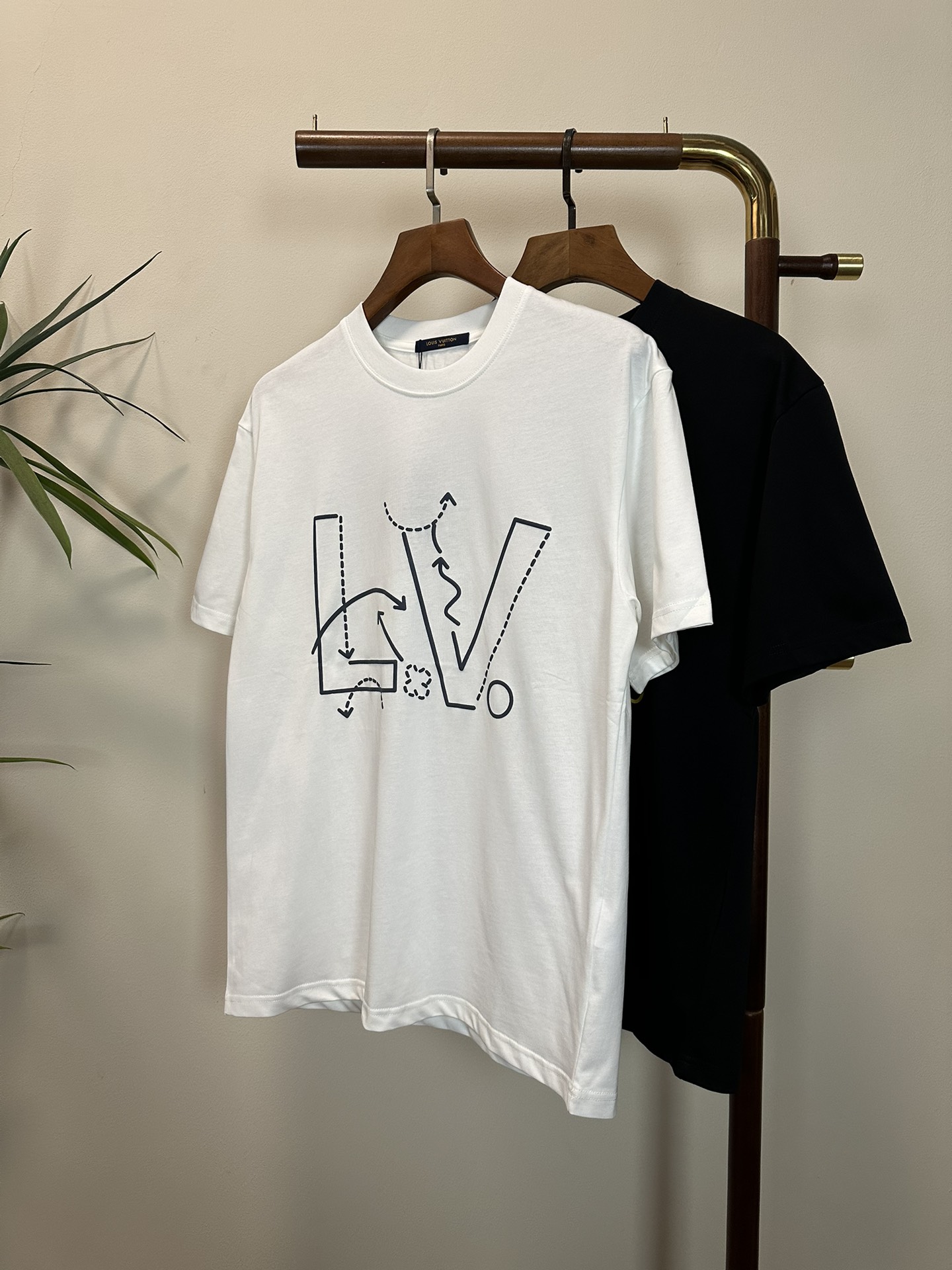 NO:483108,LV Louis Vuitton 2025 new round neck short-sleeved T-shirt high-end version!  Customized fabrics for counters are breathable and comfortable, with impeccable details, and the brand element design concept reflects high quality. The feel is delicate and soft!  It is casually cut, with a great upper body style!  Code number M-3XL, louis vuitton,louis vuitton,t-shirt,tees,t-shirt,alexander wang19860909LV 路易威登 2025新款 圆领 短袖 T恤 高端版本！专柜定制面料 透气舒适度高,细节无可挑剔,品牌元素设计理念,体现高品质.手感细腻柔软！呈现休闲裁剪,上身版型超赞！ 码数M-3XL,,louis vuitton,louis vuitton,T-shirt,tees，t-shirt,alexander wang,Men's clothing