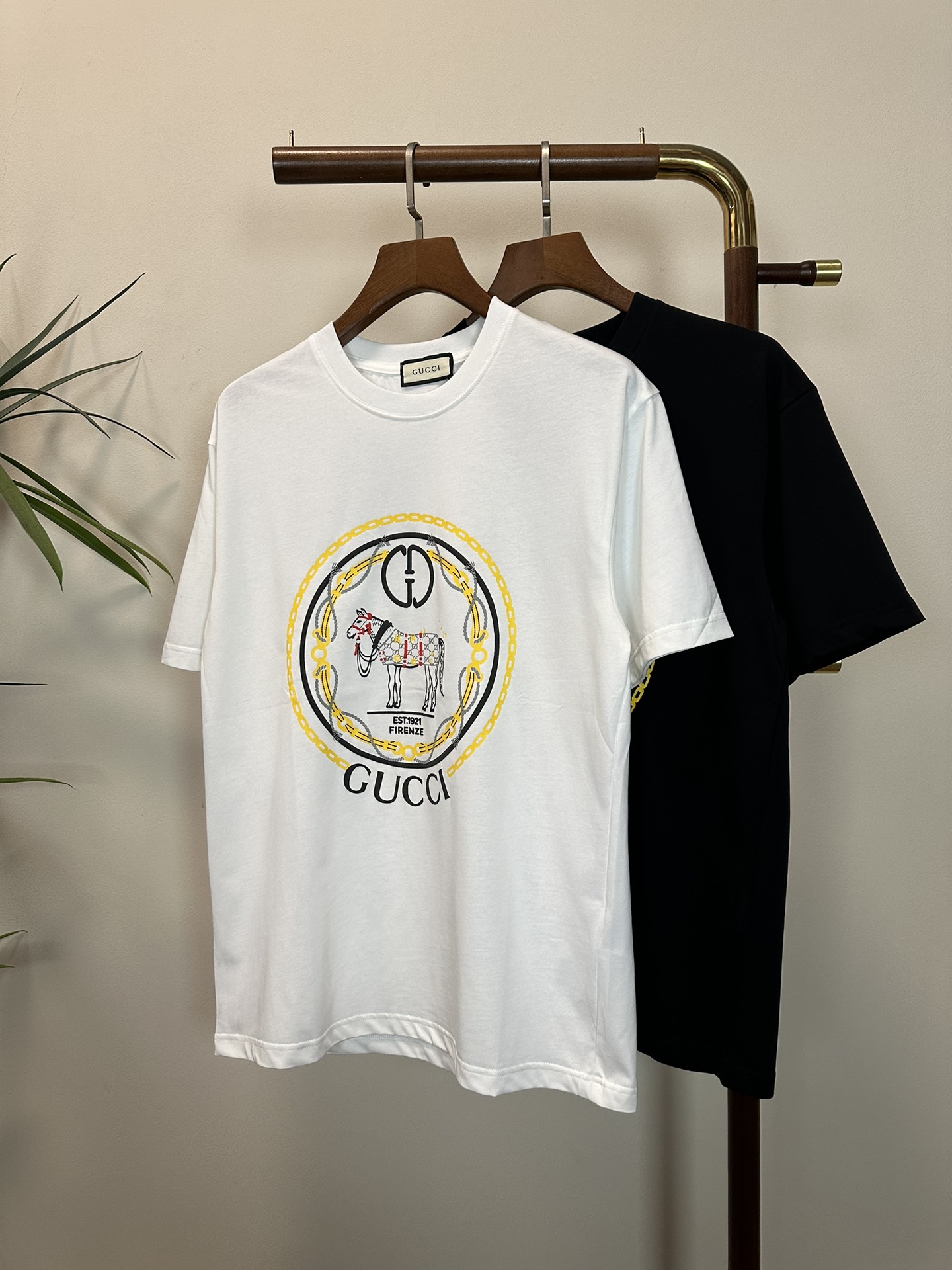 NO:137368,GU Gucci 2025 new round neck short-sleeved T-shirt high-end version!  Customized fabrics for counters are breathable and comfortable, with impeccable details, and the brand element design concept reflects high quality. The feel is delicate and soft!  It is casually cut, with a great upper body style!  Code number M-3XL, gucci, T-shirt,tees, t-shirt,alexander wang19860909GU 古驰2025新款 圆领 短袖 T恤 高端版本！专柜定制面料 透气舒适度高,细节无可挑剔,品牌元素设计理念,体现高品质.手感细腻柔软！呈现休闲裁剪,上身版型超赞！ 码数M-3XL,,gucci,T-shirt,tees，t-shirt,alexander wang,Men's clothing