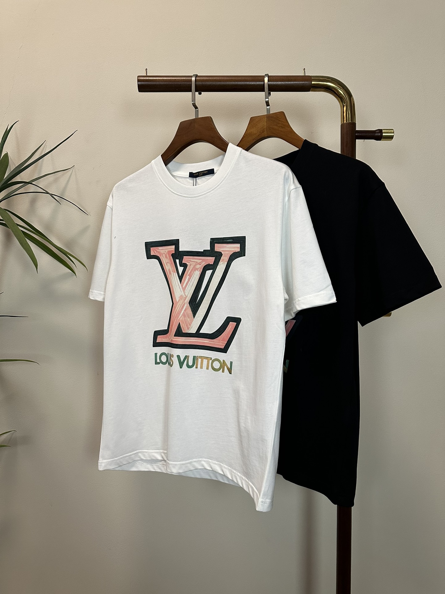 NO:145567,LV Louis Vuitton 2025 new round neck short-sleeved T-shirt high-end version!  Customized fabrics for counters are breathable and comfortable, with impeccable details, and the brand element design concept reflects high quality. The feel is delicate and soft!  It is casually cut, with a great upper body style!  Code number M-3XL, louis vuitton,louis vuitton,t-shirt,tees,t-shirt,alexander wang19860909LV 路易威登 2025新款 圆领 短袖 T恤 高端版本！专柜定制面料 透气舒适度高,细节无可挑剔,品牌元素设计理念,体现高品质.手感细腻柔软！呈现休闲裁剪,上身版型超赞！ 码数M-3XL,,louis vuitton,louis vuitton,T-shirt,tees，t-shirt,alexander wang,Men's clothing