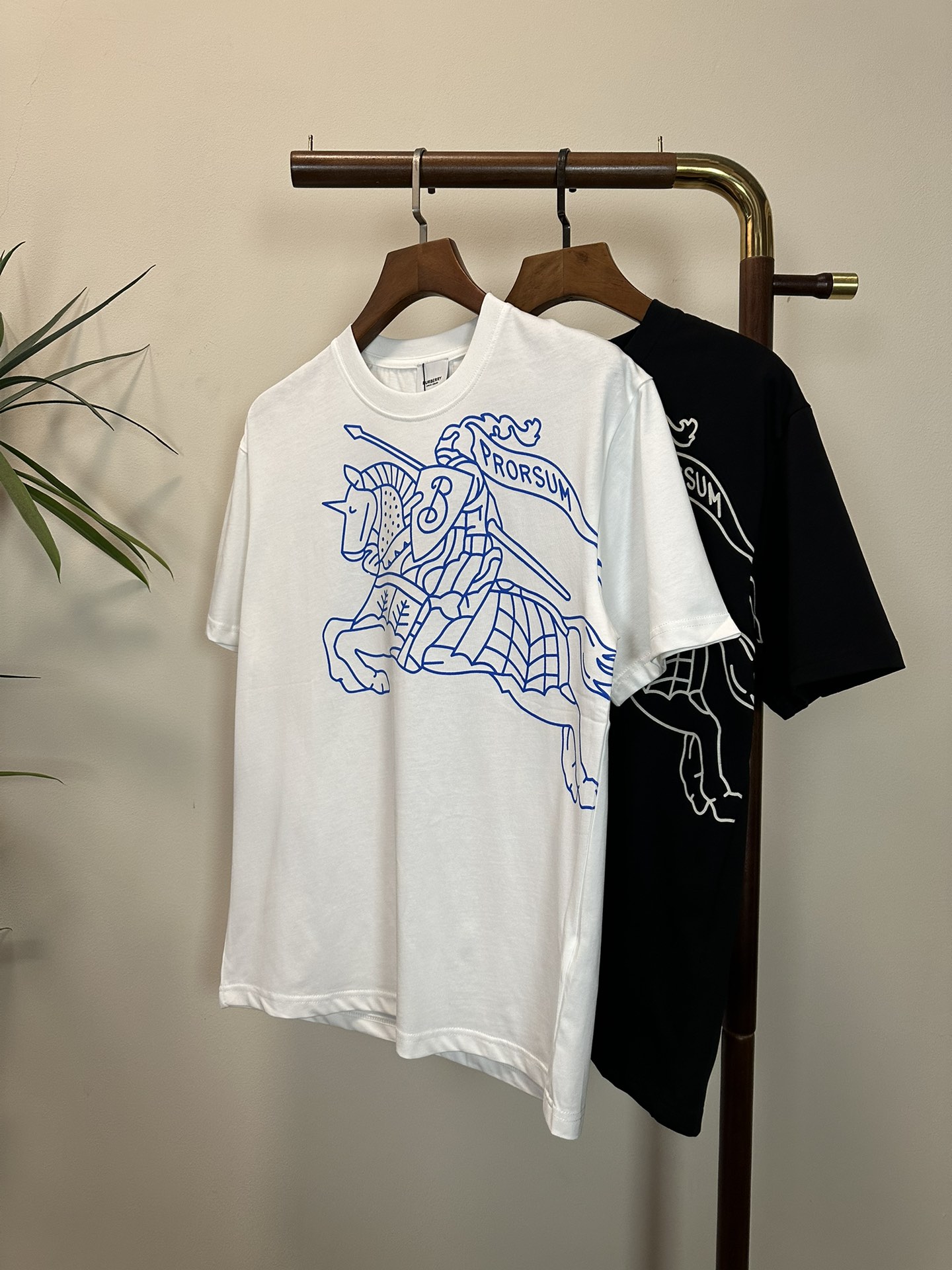 NO:145566,BBR Burberry 2025 new round neck short-sleeved T-shirt high-end version!  Customized fabrics for counters are breathable and comfortable, with impeccable details, and the brand element design concept reflects high quality. The feel is delicate and soft!  It is casually cut, with a great upper body style!  Code number M-3XL, burberry, T-shirt,tees, t-shirt,alexander wang19860909BBR 巴宝莉 2025新款 圆领 短袖 T恤 高端版本！专柜定制面料 透气舒适度高,细节无可挑剔,品牌元素设计理念,体现高品质.手感细腻柔软！呈现休闲裁剪,上身版型超赞！ 码数M-3XL,,burberry,T-shirt,tees，t-shirt,alexander wang,Men's clothing