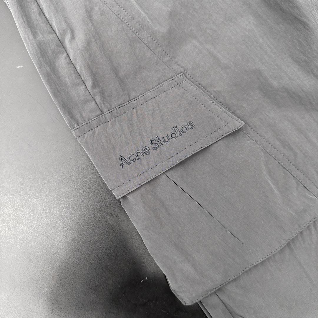  🆕ACNE｜新款长裤，再生尼龙面料自带光泽有质感，开模定制纽扣细节工艺拉满，工装多口袋设计，伞兵裤版型
