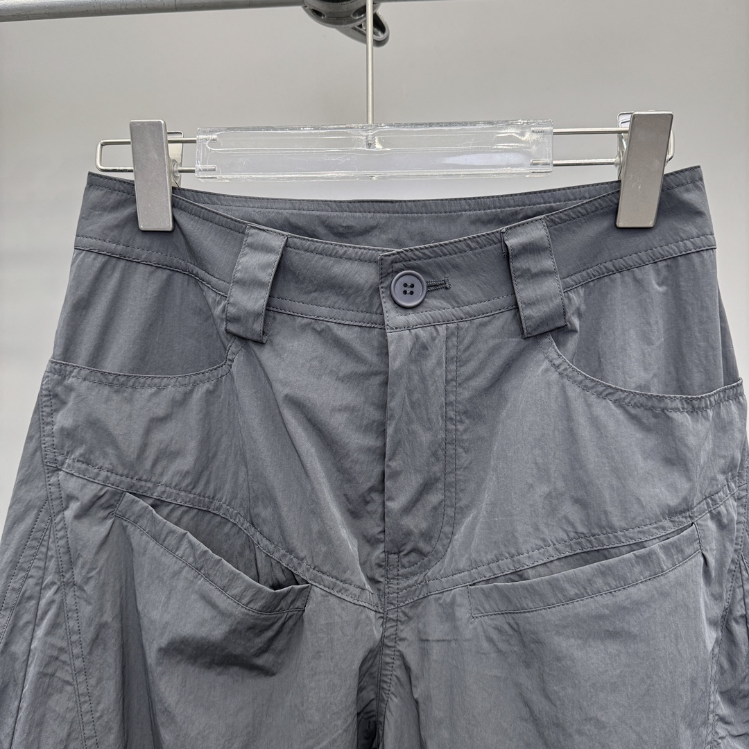  🆕ACNE｜新款长裤，再生尼龙面料自带光泽有质感，开模定制纽扣细节工艺拉满，工装多口袋设计，伞兵裤版型