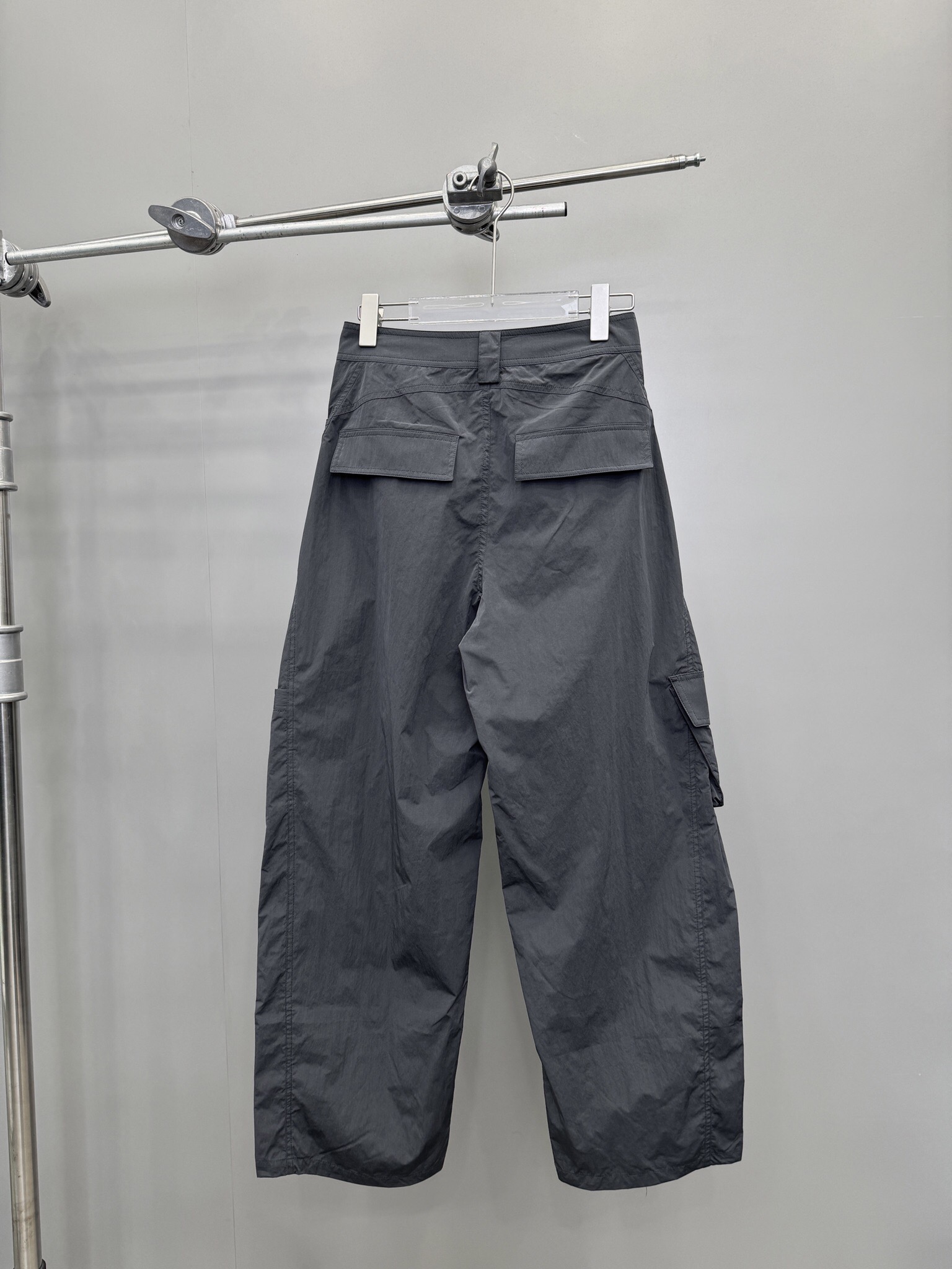  🆕ACNE｜新款长裤，再生尼龙面料自带光泽有质感，开模定制纽扣细节工艺拉满，工装多口袋设计，伞兵裤版型