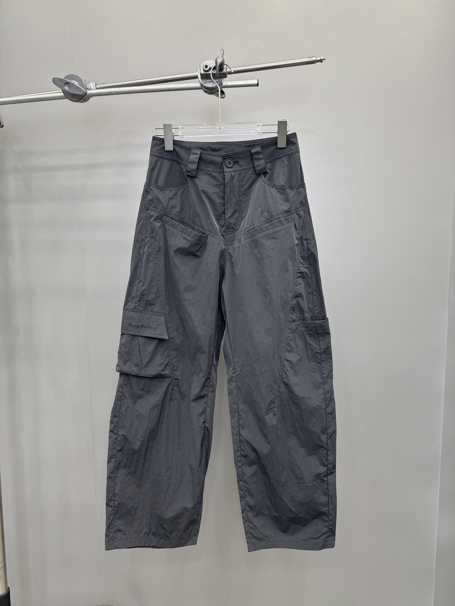  🆕ACNE｜新款长裤，再生尼龙面料自带光泽有质感，开模定制纽扣细节工艺拉满，工装多口袋设计，伞兵裤版型