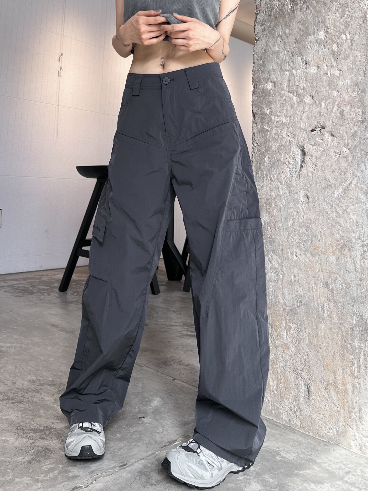  🆕ACNE｜新款长裤，再生尼龙面料自带光泽有质感，开模定制纽扣细节工艺拉满，工装多口袋设计，伞兵裤版型