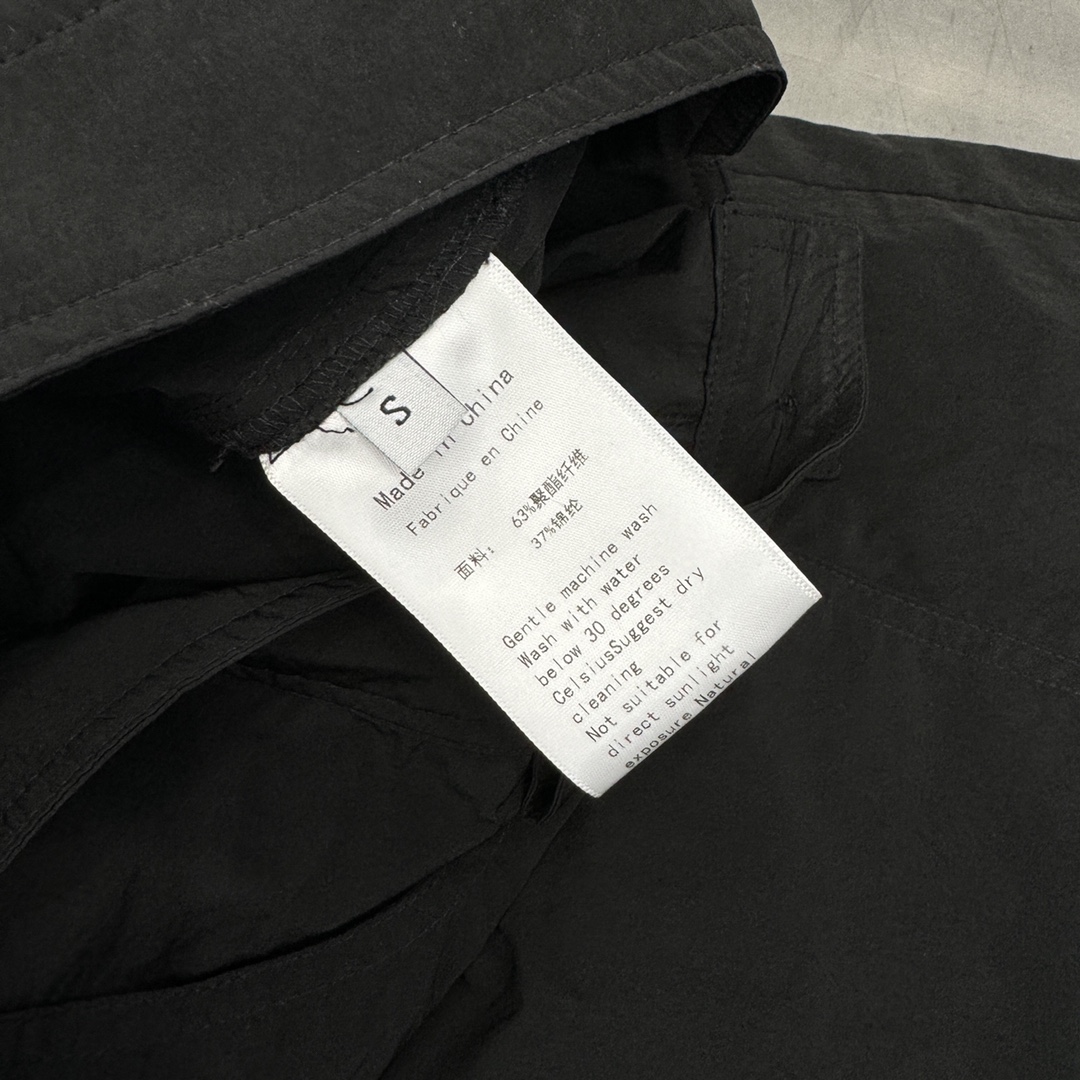  🆕ACNE｜新款长裤，再生尼龙面料自带光泽有质感，开模定制纽扣细节工艺拉满，工装多口袋设计，伞兵裤版型