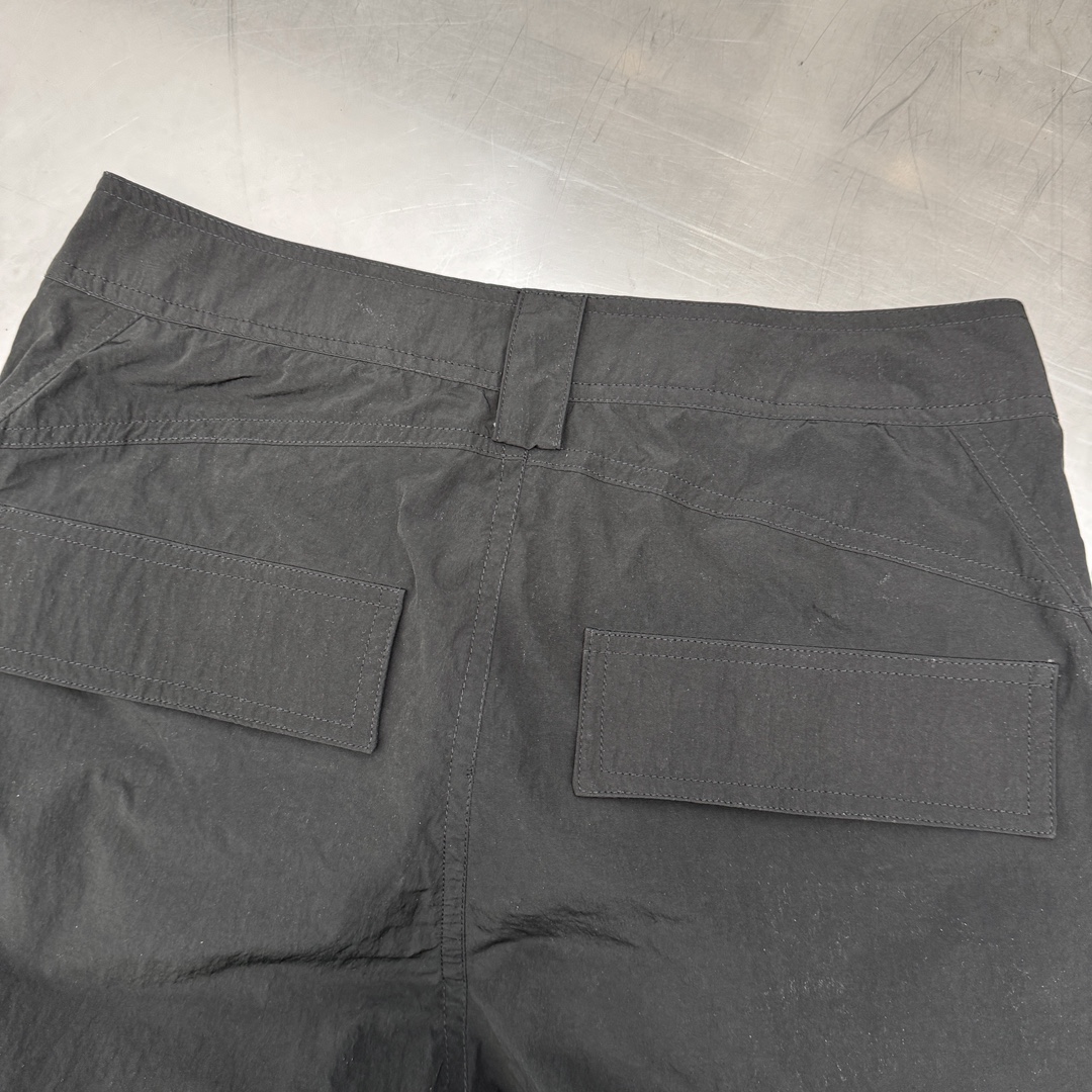 🆕ACNE｜新款长裤，再生尼龙面料自带光泽有质感，开模定制纽扣细节工艺拉满，工装多口袋设计，伞兵裤版型