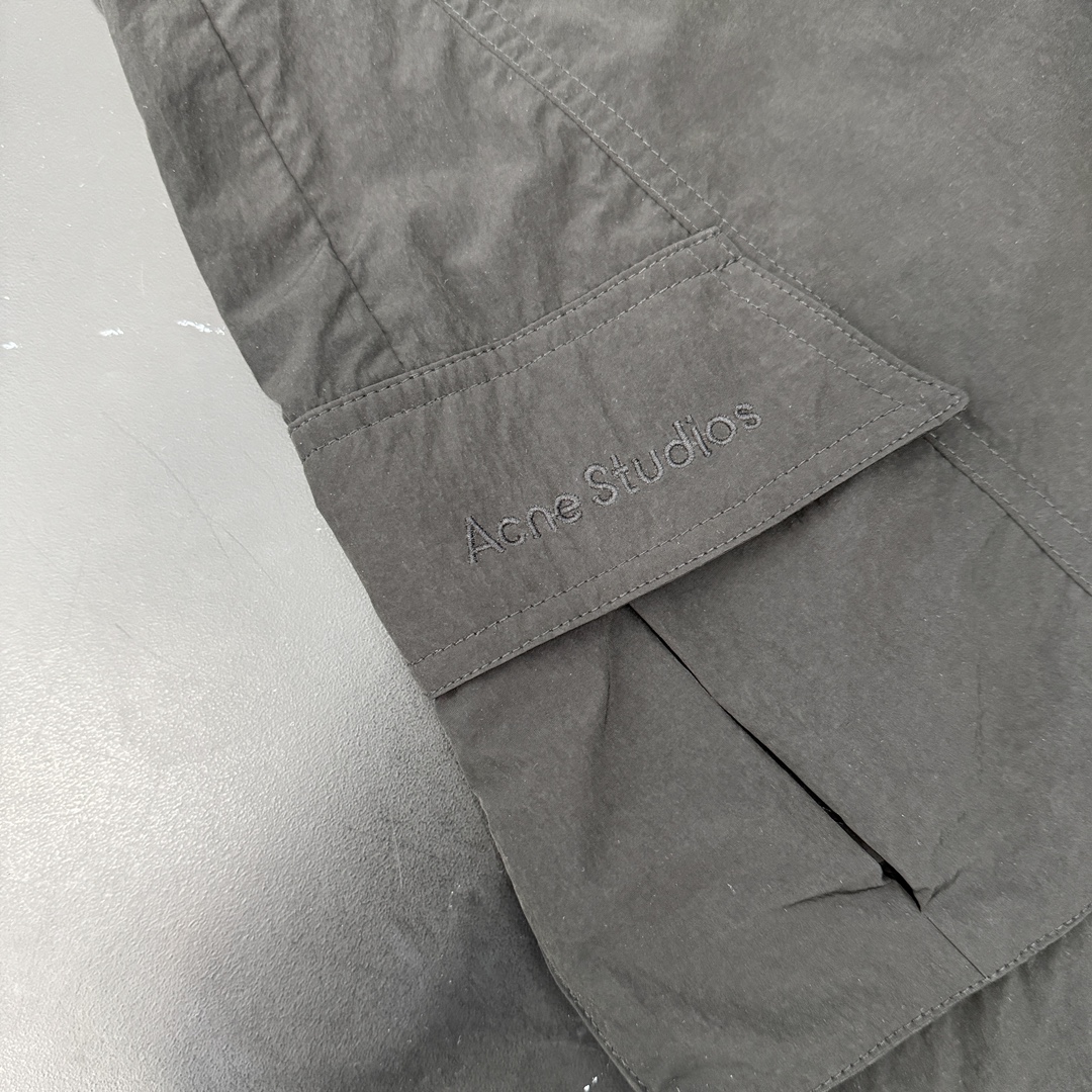  🆕ACNE｜新款长裤，再生尼龙面料自带光泽有质感，开模定制纽扣细节工艺拉满，工装多口袋设计，伞兵裤版型