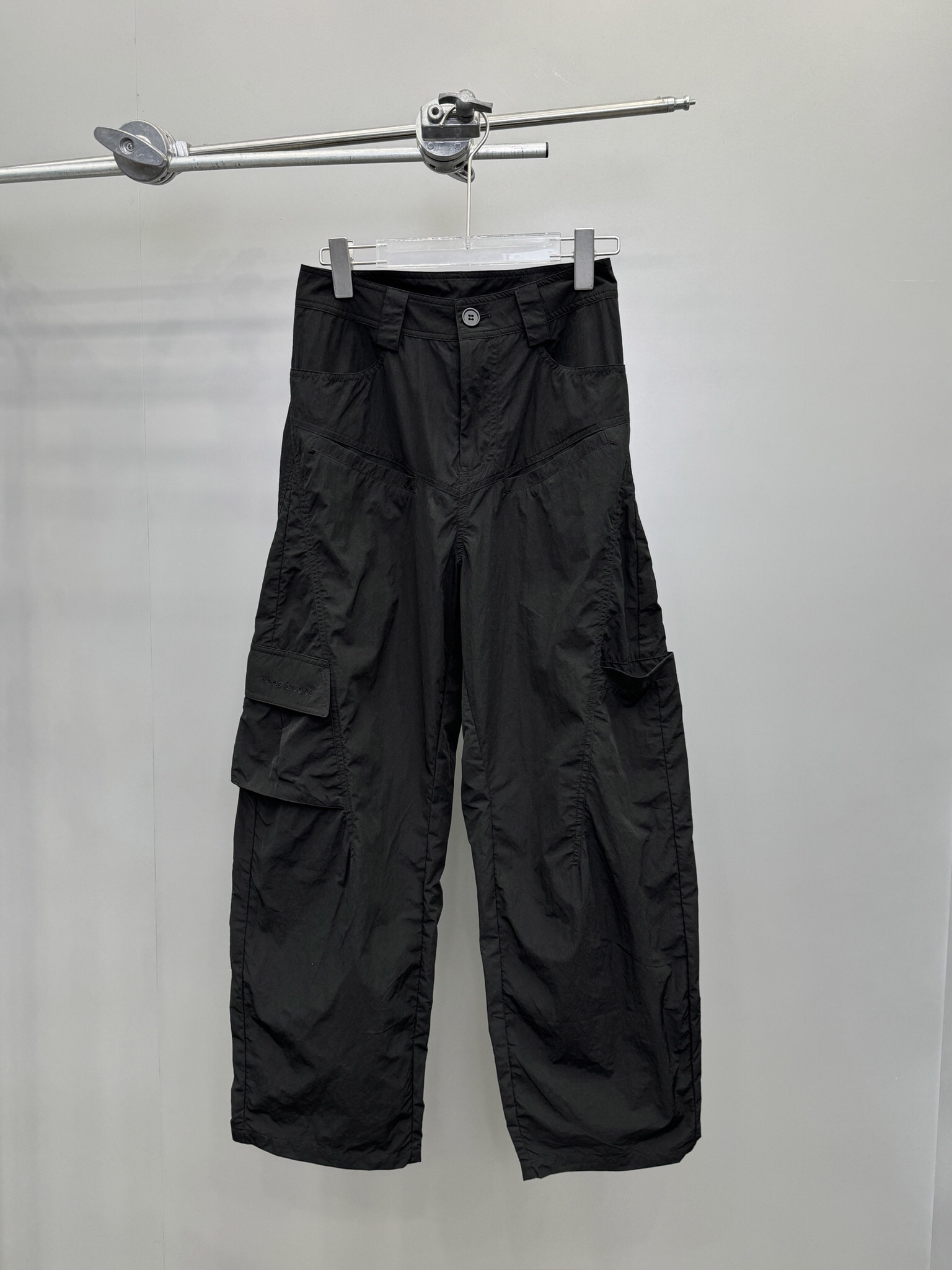  🆕ACNE｜新款长裤，再生尼龙面料自带光泽有质感，开模定制纽扣细节工艺拉满，工装多口袋设计，伞兵裤版型