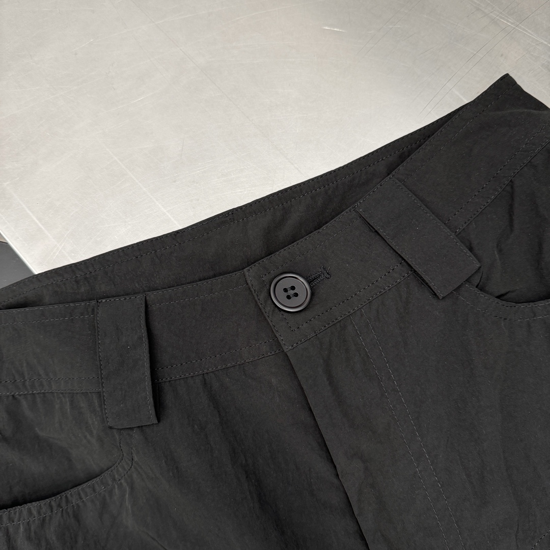  🆕ACNE｜新款长裤，再生尼龙面料自带光泽有质感，开模定制纽扣细节工艺拉满，工装多口袋设计，伞兵裤版型