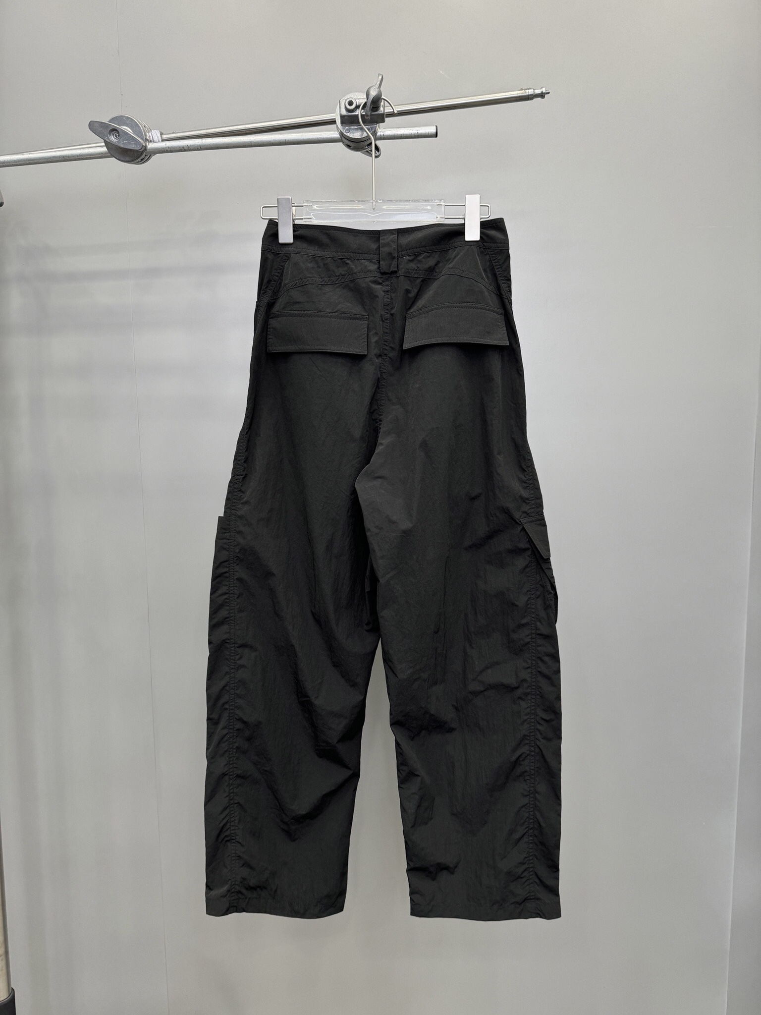  🆕ACNE｜新款长裤，再生尼龙面料自带光泽有质感，开模定制纽扣细节工艺拉满，工装多口袋设计，伞兵裤版型