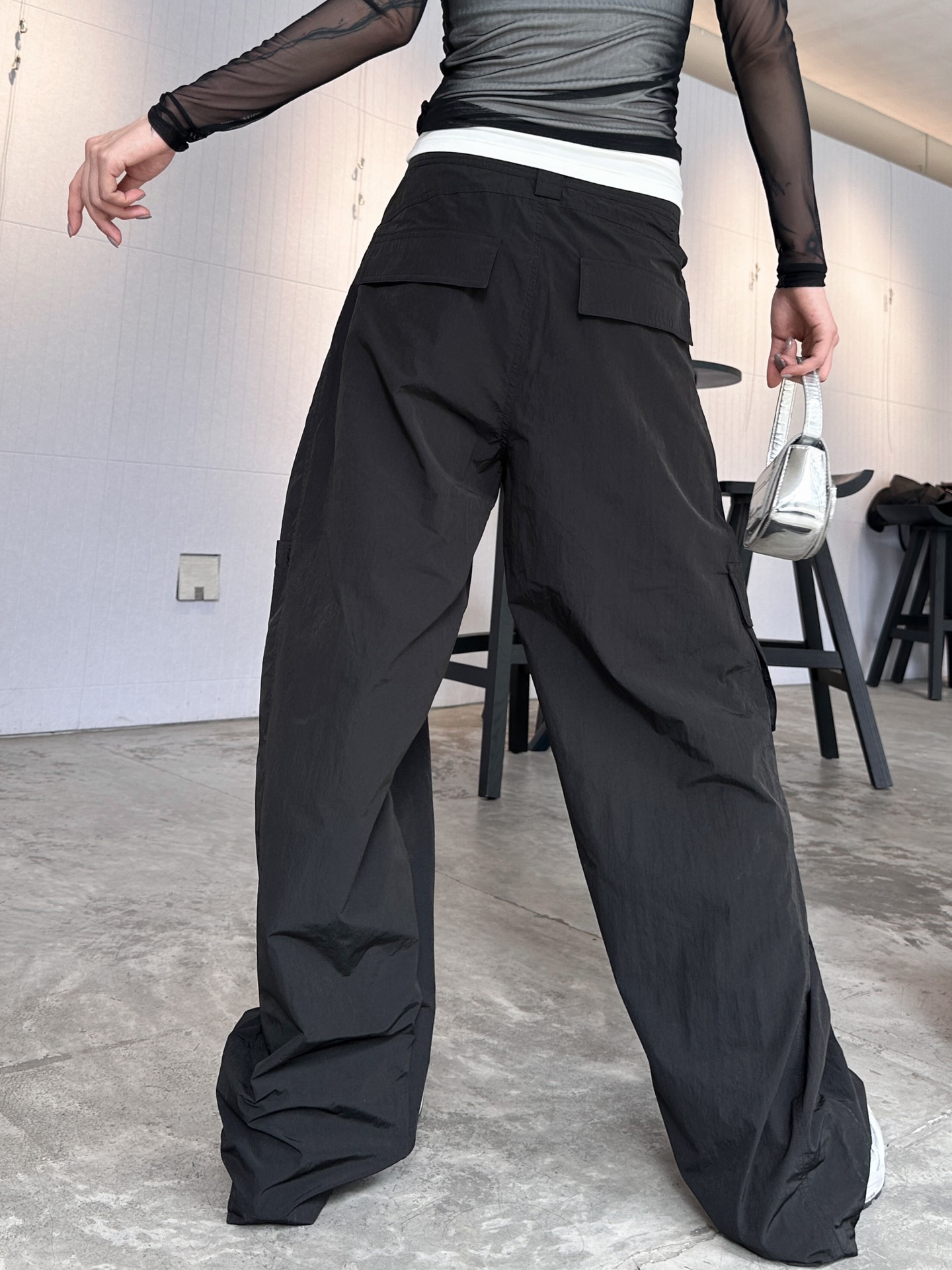  🆕ACNE｜新款长裤，再生尼龙面料自带光泽有质感，开模定制纽扣细节工艺拉满，工装多口袋设计，伞兵裤版型