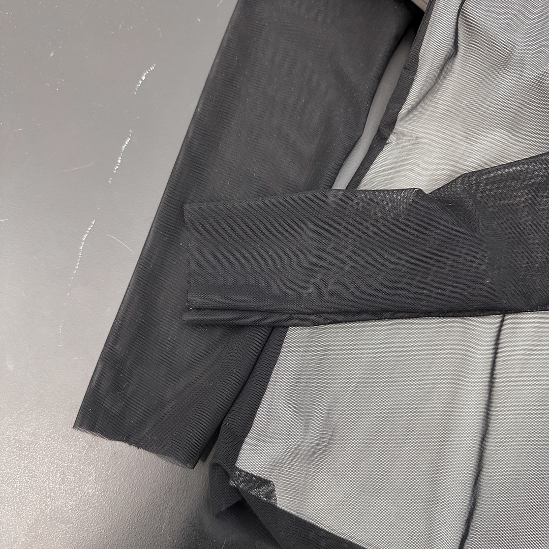  🆕MM6｜新款打底长袖，超高弹力网纱面料，柔软贴身，拼接假两件设计，胸前数码印花logo，小版型修身不