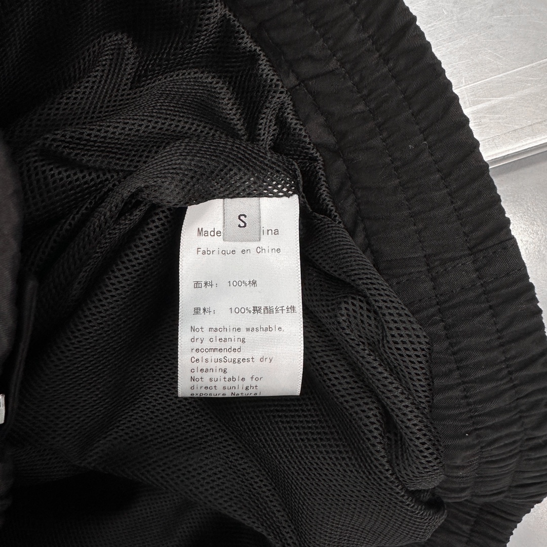  🆕NEW｜新款风衣外套，纯棉面料，胸口重工立体平纹刺绣，细节满满，经典三条杠设计简单大气，宽松版型男女