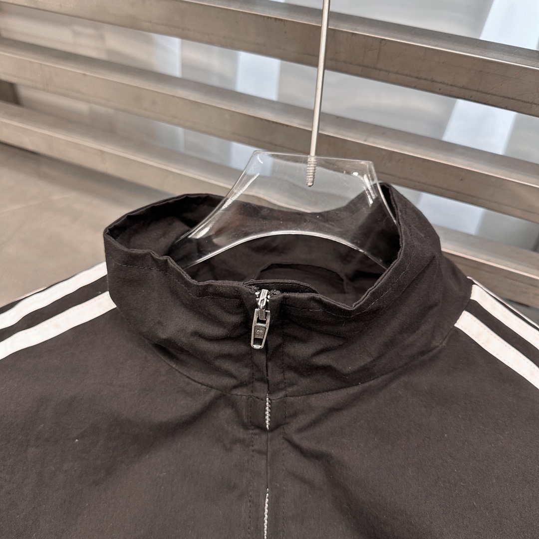  🆕NEW｜新款风衣外套，纯棉面料，胸口重工立体平纹刺绣，细节满满，经典三条杠设计简单大气，宽松版型男女