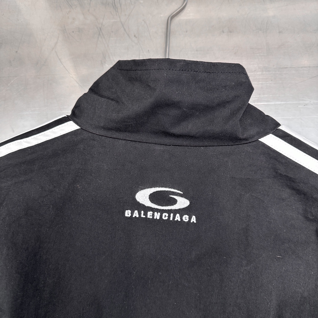  🆕NEW｜新款风衣外套，纯棉面料，胸口重工立体平纹刺绣，细节满满，经典三条杠设计简单大气，宽松版型男女