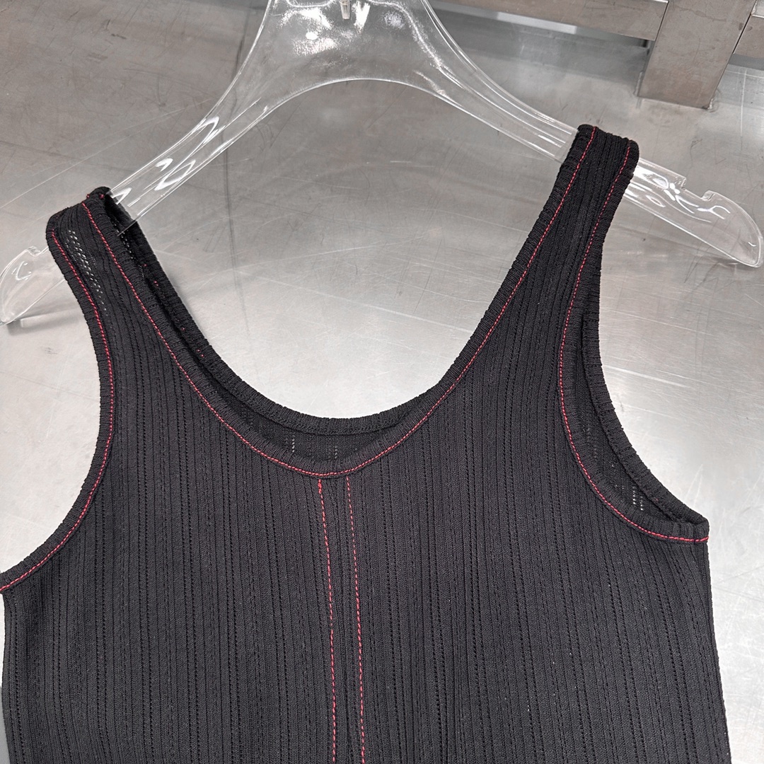  🆕ACNE｜新款背心，高弹力针织🧶柔软修身不紧身，u领设计修饰肩颈线条，整身明线车缝，撞色小巧思，尺码