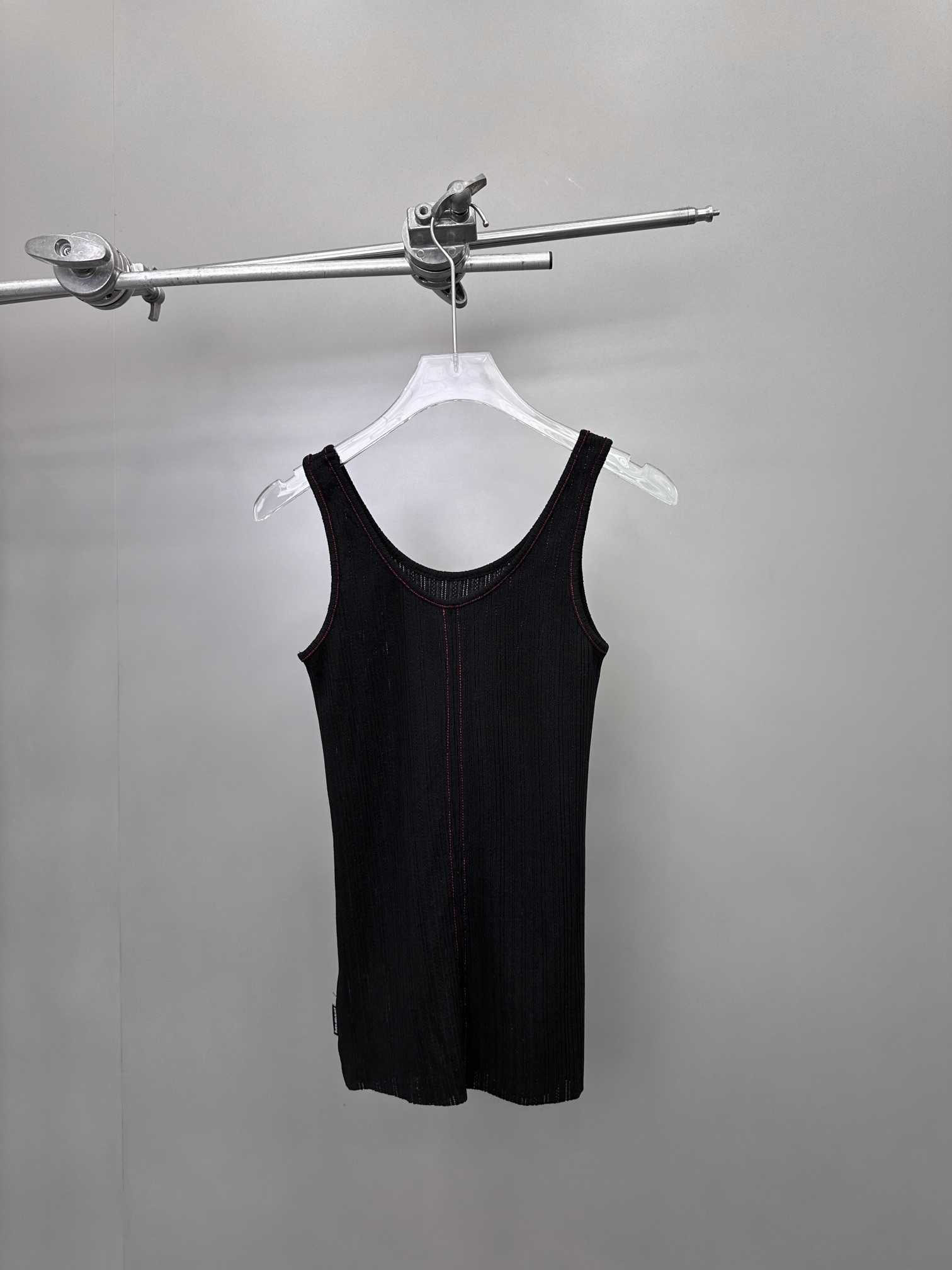  🆕ACNE｜新款背心，高弹力针织🧶柔软修身不紧身，u领设计修饰肩颈线条，整身明线车缝，撞色小巧思，尺码