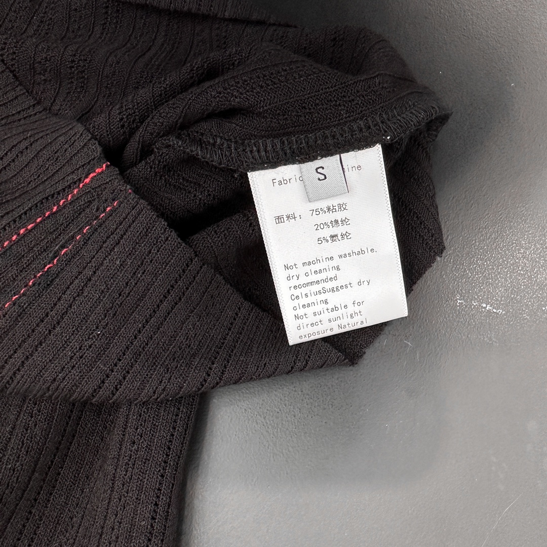  🆕ACNE｜新款背心，高弹力针织🧶柔软修身不紧身，u领设计修饰肩颈线条，整身明线车缝，撞色小巧思，尺码
