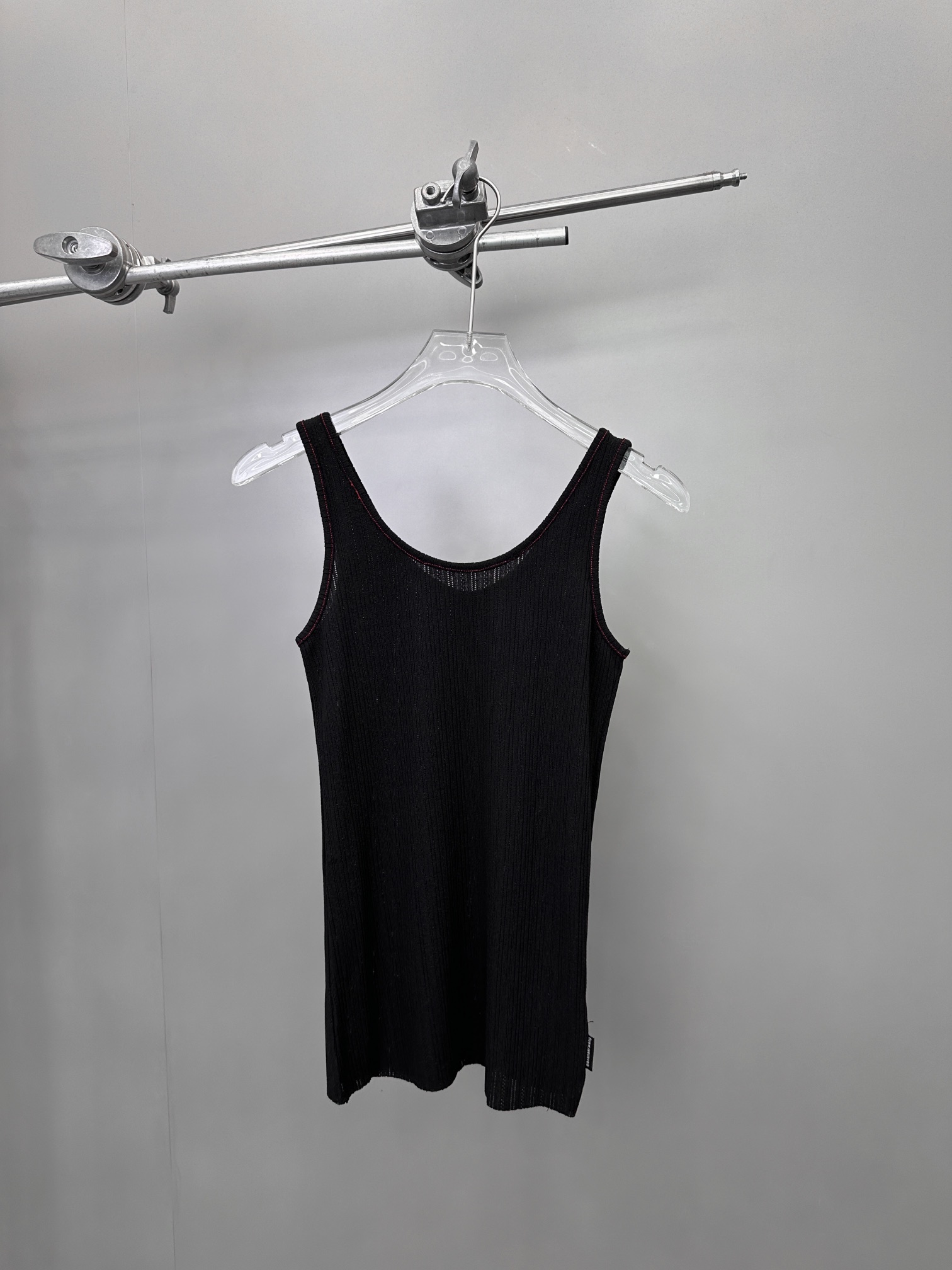  🆕ACNE｜新款背心，高弹力针织🧶柔软修身不紧身，u领设计修饰肩颈线条，整身明线车缝，撞色小巧思，尺码