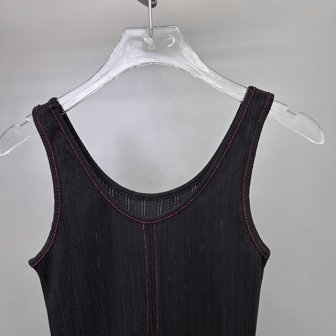  🆕ACNE｜新款背心，高弹力针织🧶柔软修身不紧身，u领设计修饰肩颈线条，整身明线车缝，撞色小巧思，尺码