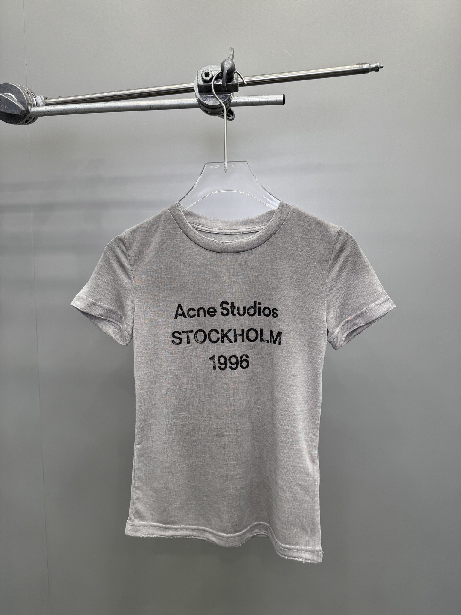  🆕ACNE｜新款印花洗水小版T，76%天丝面料  24%涤。柔软修身，舒适清爽。胸前经典字母印花简约百