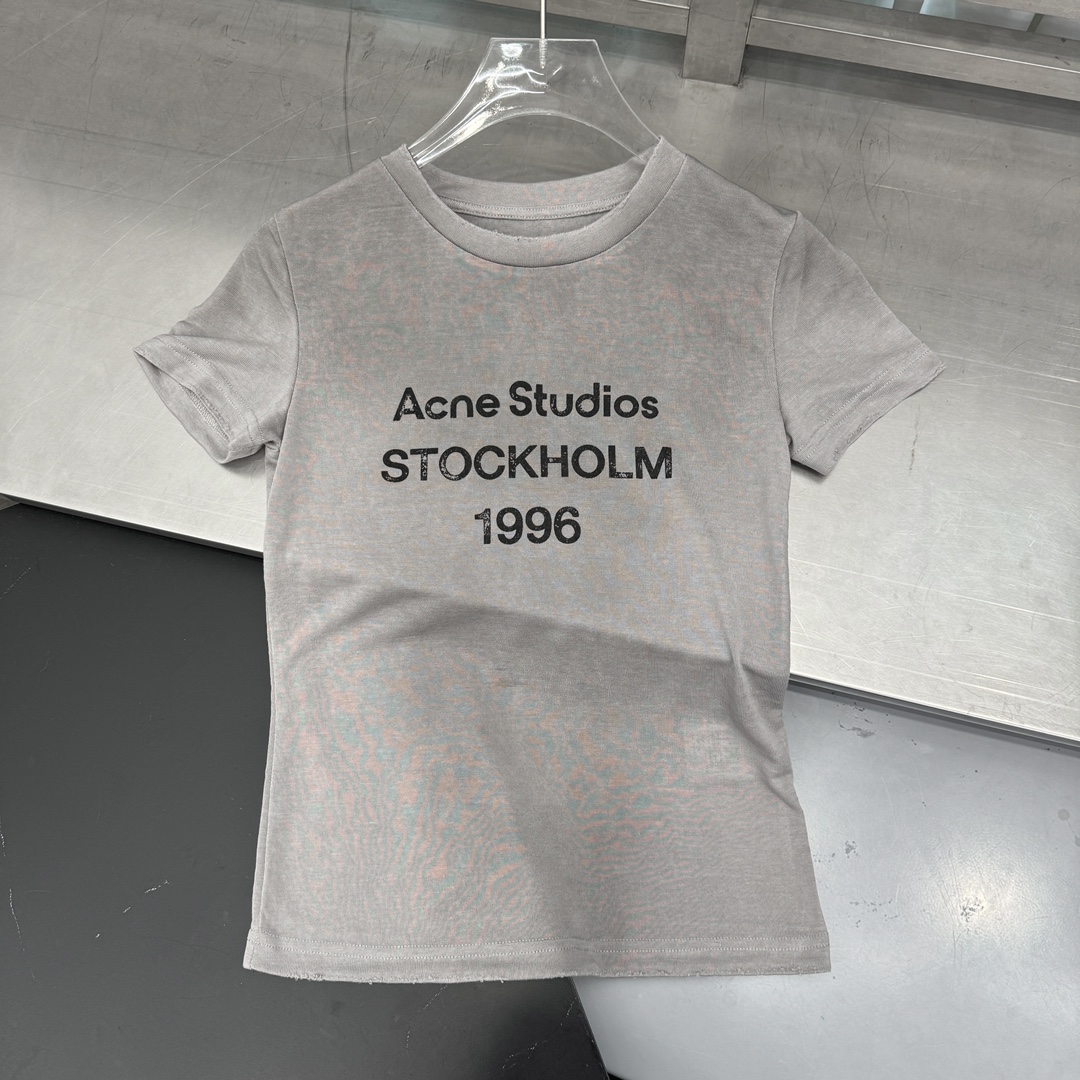  🆕ACNE｜新款印花洗水小版T，76%天丝面料  24%涤。柔软修身，舒适清爽。胸前经典字母印花简约百