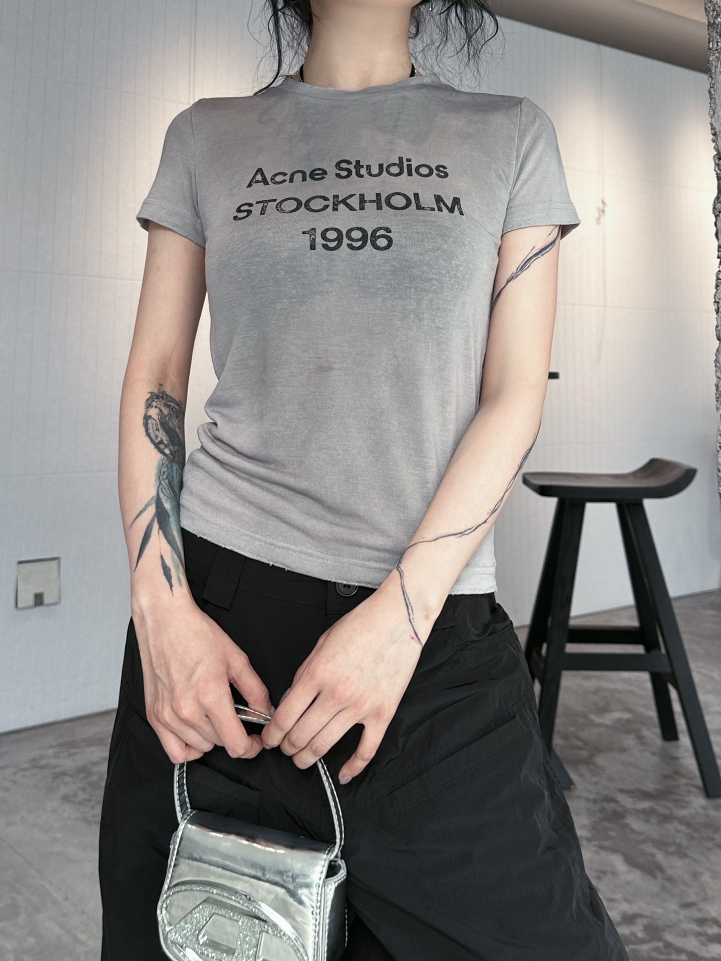  🆕ACNE｜新款印花洗水小版T，76%天丝面料  24%涤。柔软修身，舒适清爽。胸前经典字母印花简约百