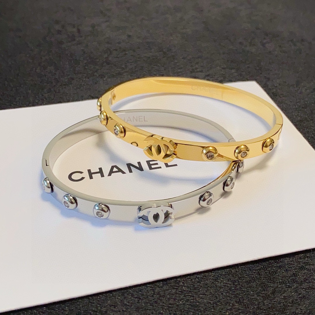 NO:111224,The new Chanel Chanel six shining diamond bracelets super heavy industry bling bling, the color is very good and high-end, the goddess is high-end, the fine steel material is not allergic to fade, one to one exquisite craft, the classic charm, the cost-effectiveness is a must-have, the jewelry is boutique, chanel, chanel, bracelet19860909新款香奈儿Chanel六颗闪耀的钻手镯超重工bling bling,颜色搭配得非常好高级感 女神气质高端 精钢材质不过敏不褪色.一比一精美工艺,经典至极的魅物,性价比高 必备必入之选,饰品精品,chanel,chanel,bracelet,Jewelry