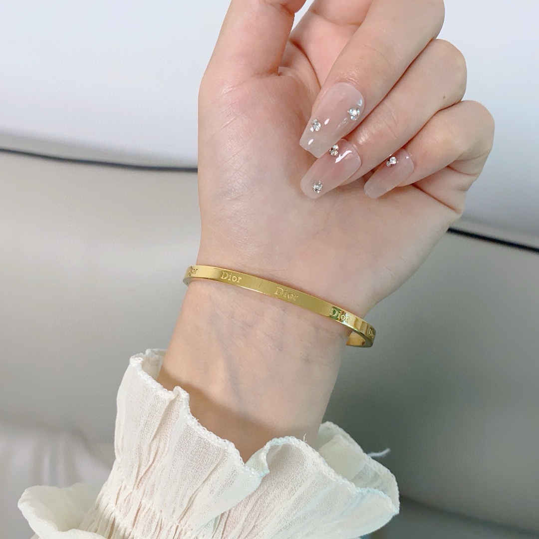 NO:106465,The new Dior Dior can be salty and sweet new color narrow version thin bracelet counter has the same 14K stainless steel color-retaining material with logo straps, any style is absolutely purple!  Dior This new bracelet is recently newly introduced. It is simple and elegant. It looks super white with your own bracelet. Bracelet. It looks super good to wear. It has a high-quality jewelry. Dior, Dior, Bracelet, Bracelet.19860909新品迪奥Dior可盐可甜新款颜色窄版细手镯专柜同款14K精钢保色材质带Logo叠带任何款式也是绝绝紫！dior这个新款镯子是最近新入的,比较简单大气白金配色超级显白可以和自己的手链啊手镯啊叠加佩戴超级好看,饰品精品,dior,dior,bracelet,bracelet,Jewelry