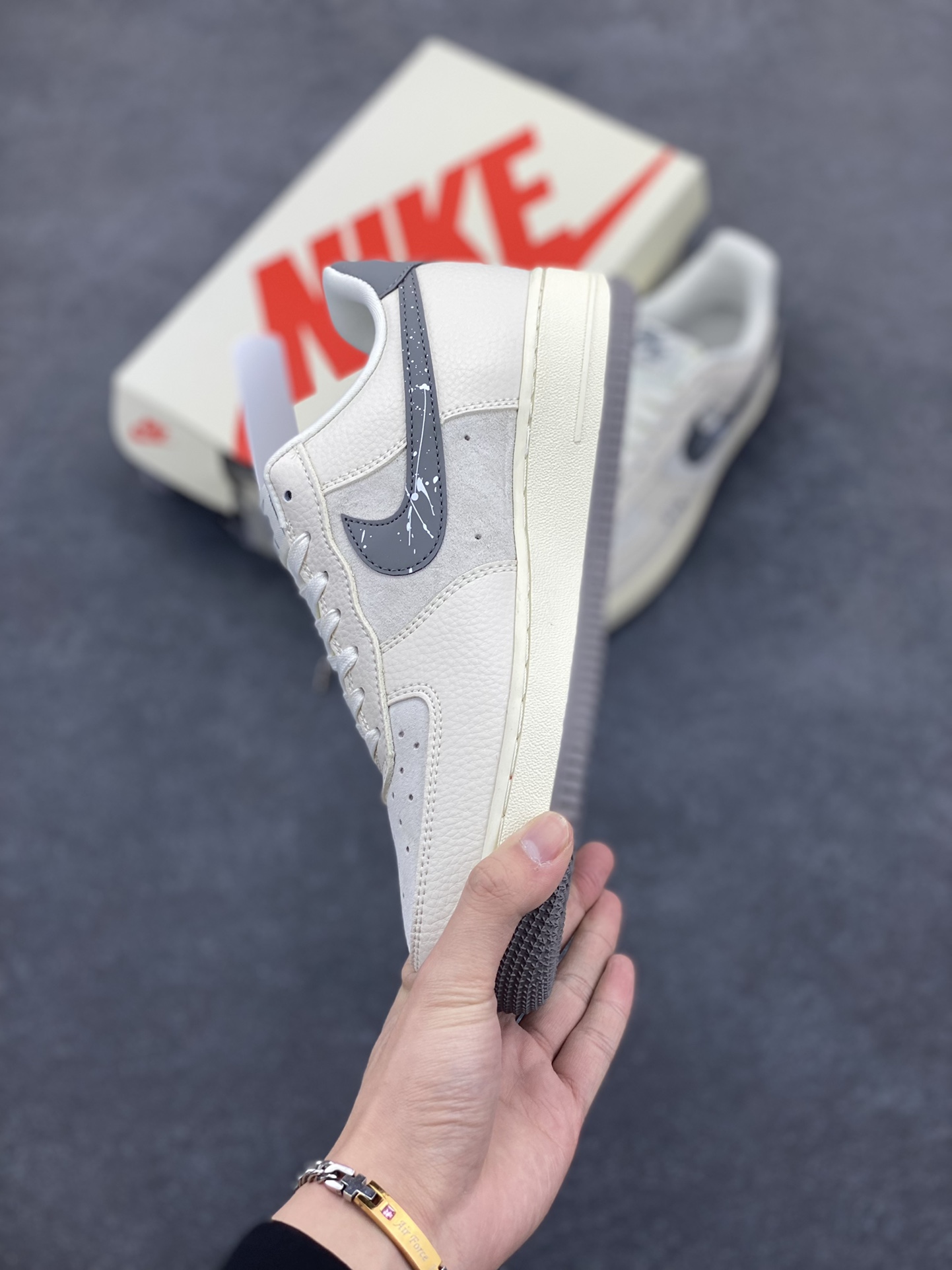 图片[3]-NIke Air Force 1 \’07 Low “米灰鬼脸”空军一号 低帮 运动鞋 休闲鞋 折边针车 工艺难度大 原楦头原纸板 原装鞋盒 定制五金配件 内置全掌气垫 原厂鞋底 货号：DF0188-036 尺码：36 36.5 37.5 38 38.5 39 40 40.5 41 42 42.5 43 44 44.5 45-选品中心