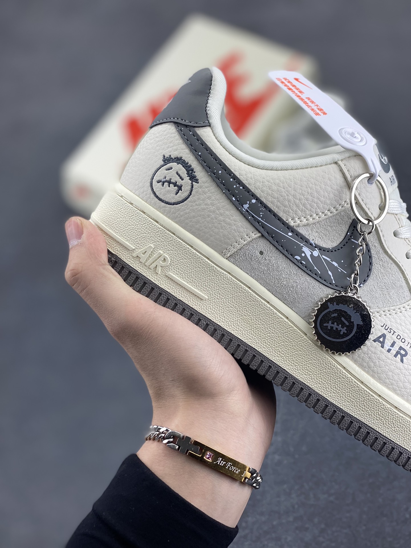 图片[6]-NIke Air Force 1 \’07 Low “米灰鬼脸”空军一号 低帮 运动鞋 休闲鞋 折边针车 工艺难度大 原楦头原纸板 原装鞋盒 定制五金配件 内置全掌气垫 原厂鞋底 货号：DF0188-036 尺码：36 36.5 37.5 38 38.5 39 40 40.5 41 42 42.5 43 44 44.5 45-选品中心