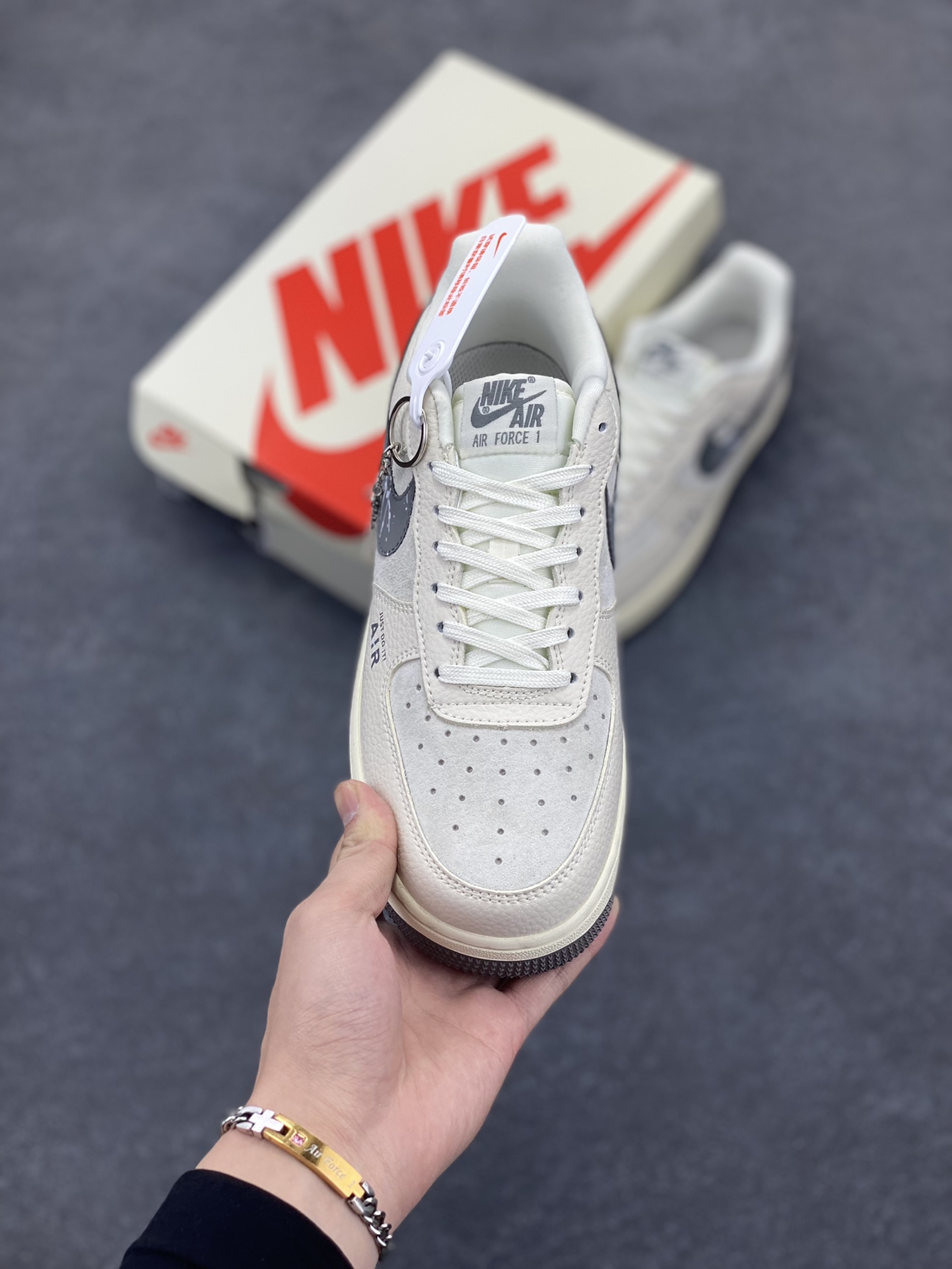 图片[2]-NIke Air Force 1 \’07 Low “米灰鬼脸”空军一号 低帮 运动鞋 休闲鞋 折边针车 工艺难度大 原楦头原纸板 原装鞋盒 定制五金配件 内置全掌气垫 原厂鞋底 货号：DF0188-036 尺码：36 36.5 37.5 38 38.5 39 40 40.5 41 42 42.5 43 44 44.5 45-选品中心