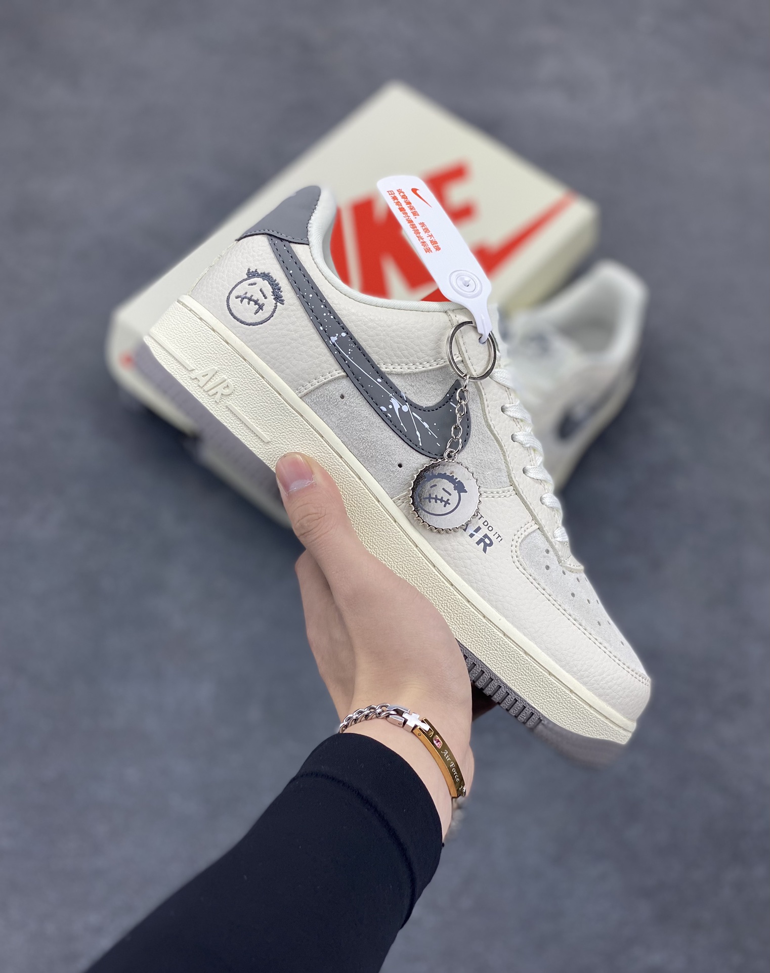 NIke Air Force 1 \’07 Low “米灰鬼脸”空军一号 低帮 运动鞋 休闲鞋 折边针车 工艺难度大 原楦头原纸板 原装鞋盒 定制五金配件 内置全掌气垫 原厂鞋底 货号:DF0188-036 尺码:36 36.5 37.5 38 38.5 39 40 40.5 41 42 42.5 43 44 44.5 45-选品中心