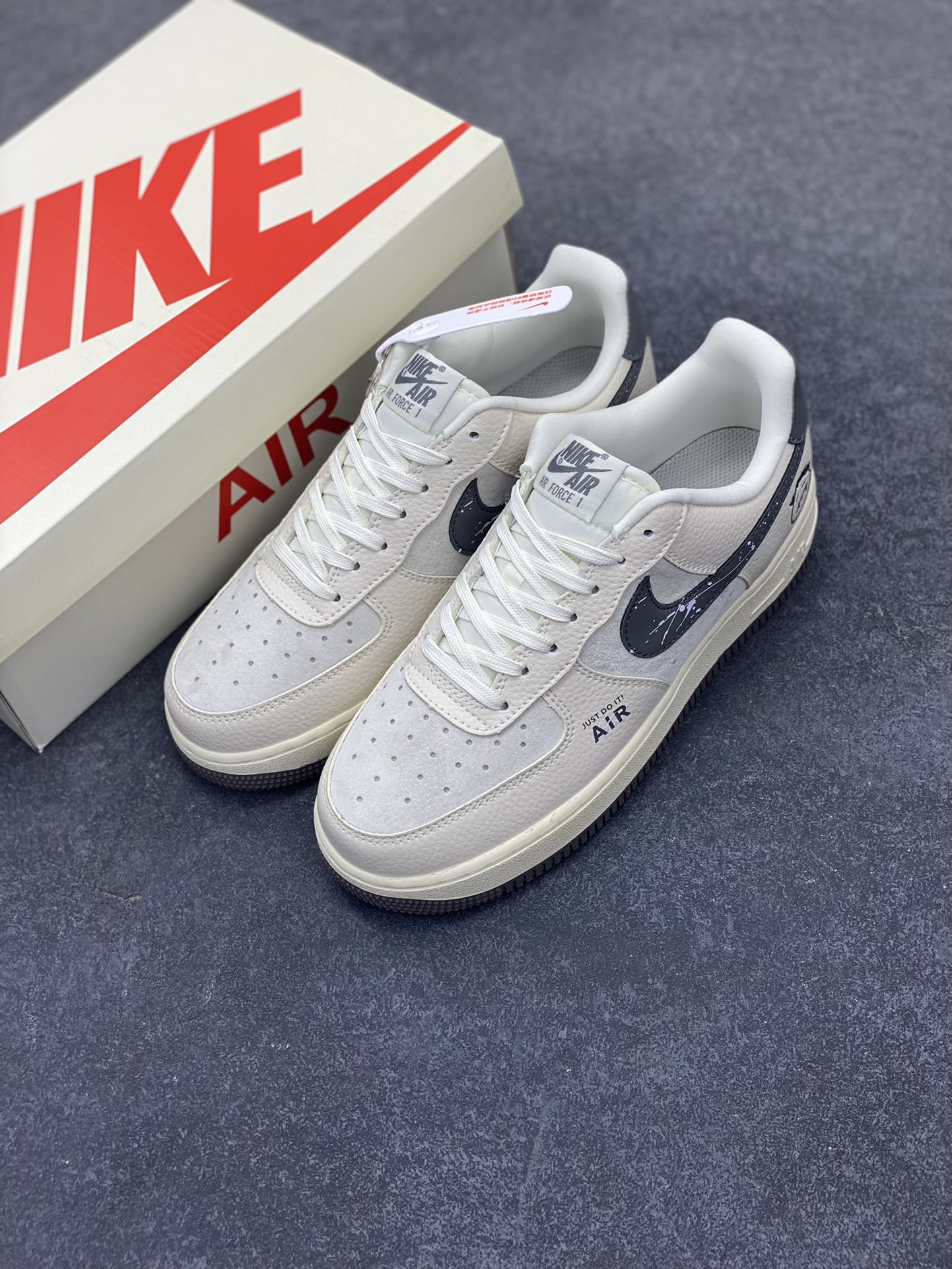图片[8]-NIke Air Force 1 \’07 Low “米灰鬼脸”空军一号 低帮 运动鞋 休闲鞋 折边针车 工艺难度大 原楦头原纸板 原装鞋盒 定制五金配件 内置全掌气垫 原厂鞋底 货号：DF0188-036 尺码：36 36.5 37.5 38 38.5 39 40 40.5 41 42 42.5 43 44 44.5 45-选品中心