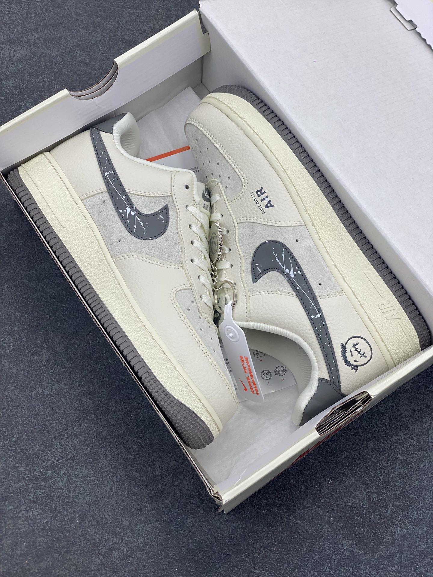 图片[9]-NIke Air Force 1 \’07 Low “米灰鬼脸”空军一号 低帮 运动鞋 休闲鞋 折边针车 工艺难度大 原楦头原纸板 原装鞋盒 定制五金配件 内置全掌气垫 原厂鞋底 货号：DF0188-036 尺码：36 36.5 37.5 38 38.5 39 40 40.5 41 42 42.5 43 44 44.5 45-选品中心