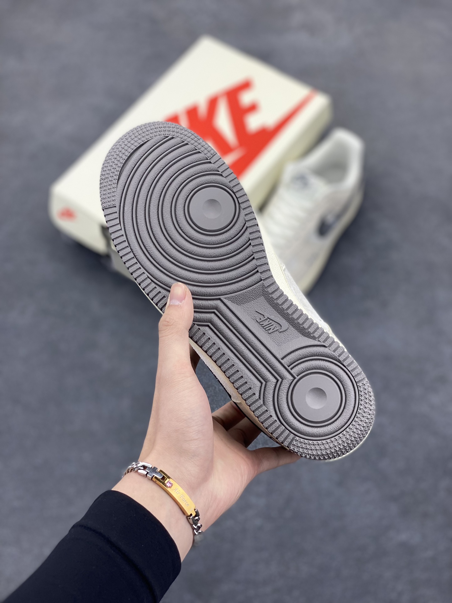 图片[5]-NIke Air Force 1 \’07 Low “米灰鬼脸”空军一号 低帮 运动鞋 休闲鞋 折边针车 工艺难度大 原楦头原纸板 原装鞋盒 定制五金配件 内置全掌气垫 原厂鞋底 货号：DF0188-036 尺码：36 36.5 37.5 38 38.5 39 40 40.5 41 42 42.5 43 44 44.5 45-选品中心